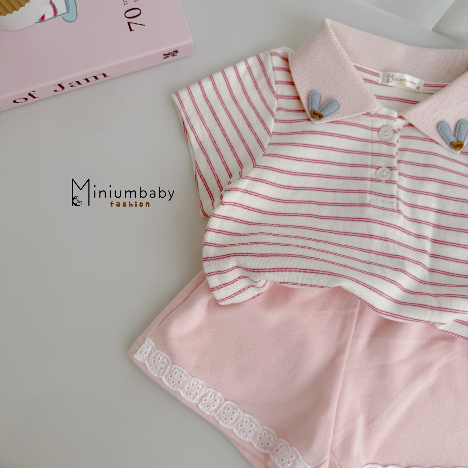 SB2337- bộ polo kẻ bé gái đính tai thỏ cổ áo