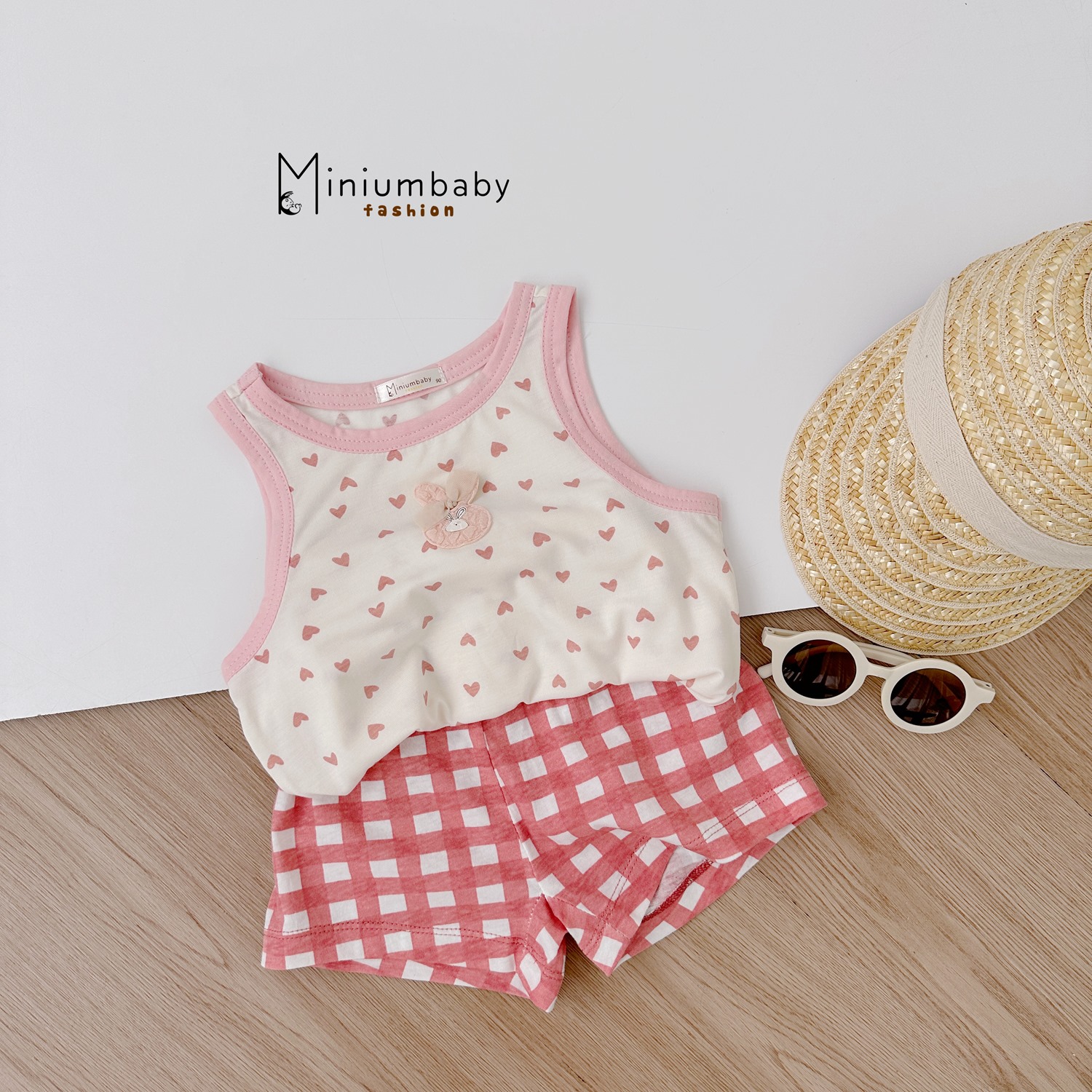 SB2317- bộ 3 lỗ  tim bé gái đính giữa ngực phối quần kẻ hồng