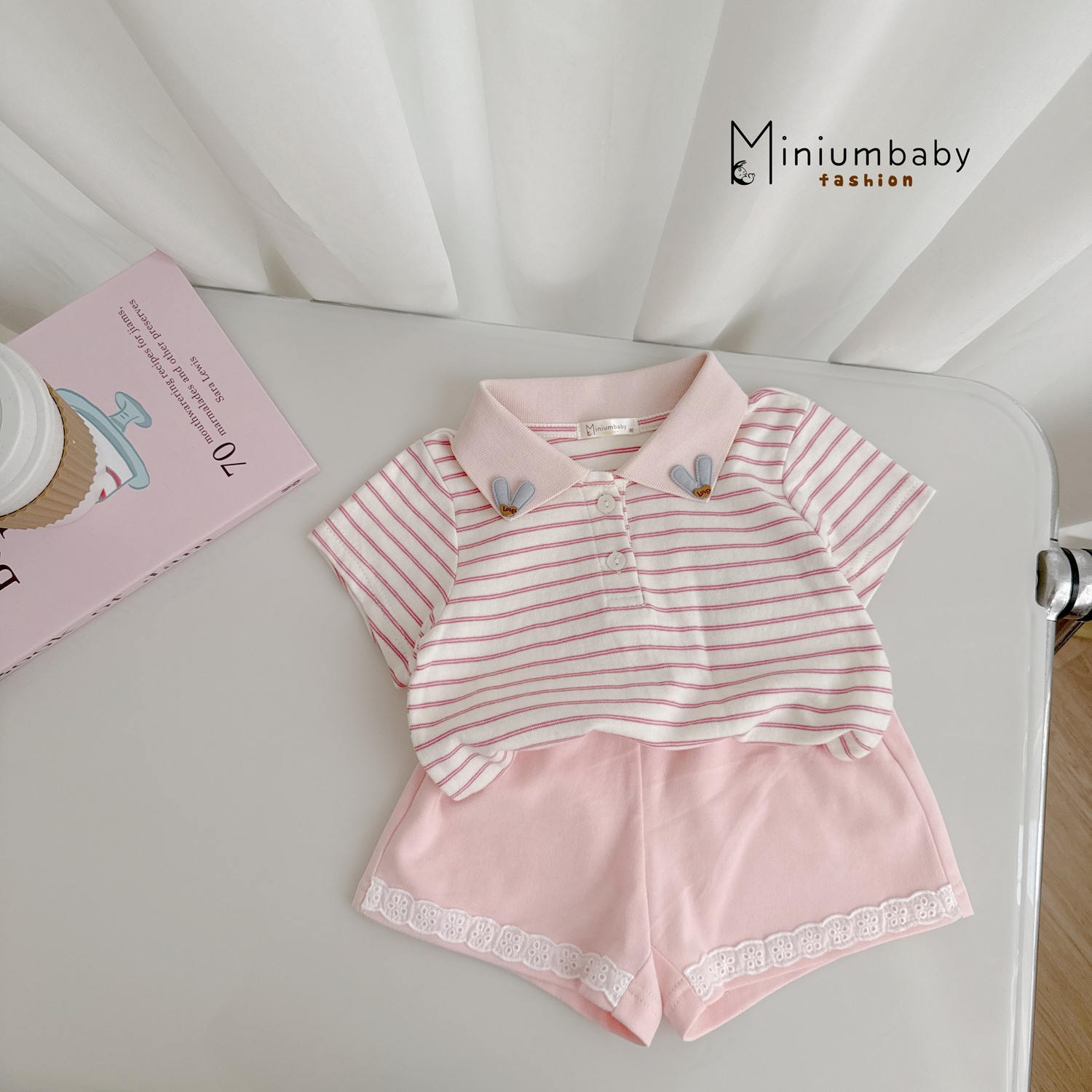 SB2337- bộ polo kẻ bé gái đính tai thỏ cổ áo kẻ hồng