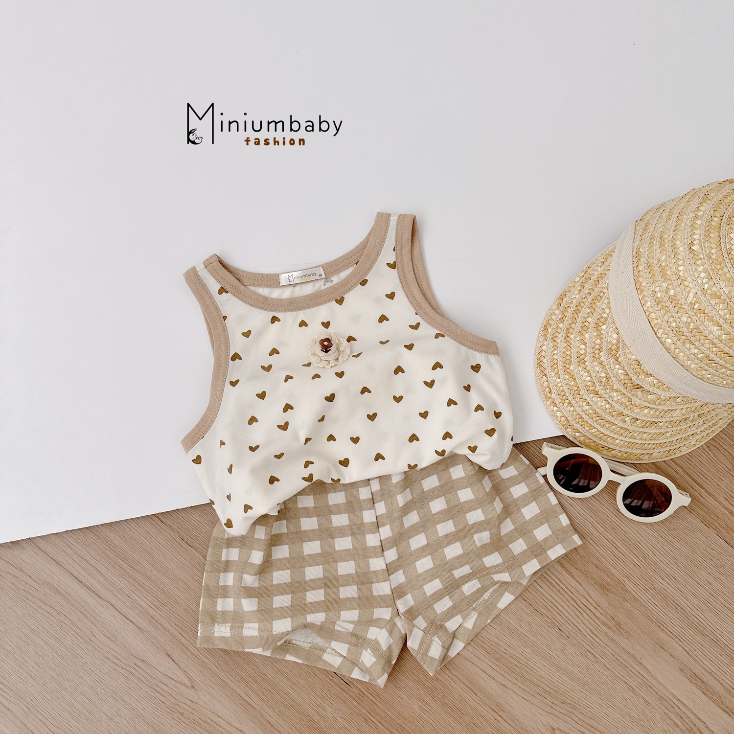 SB2317- bộ 3 lỗ  tim bé gái đính giữa ngực phối quần kẻ nâu