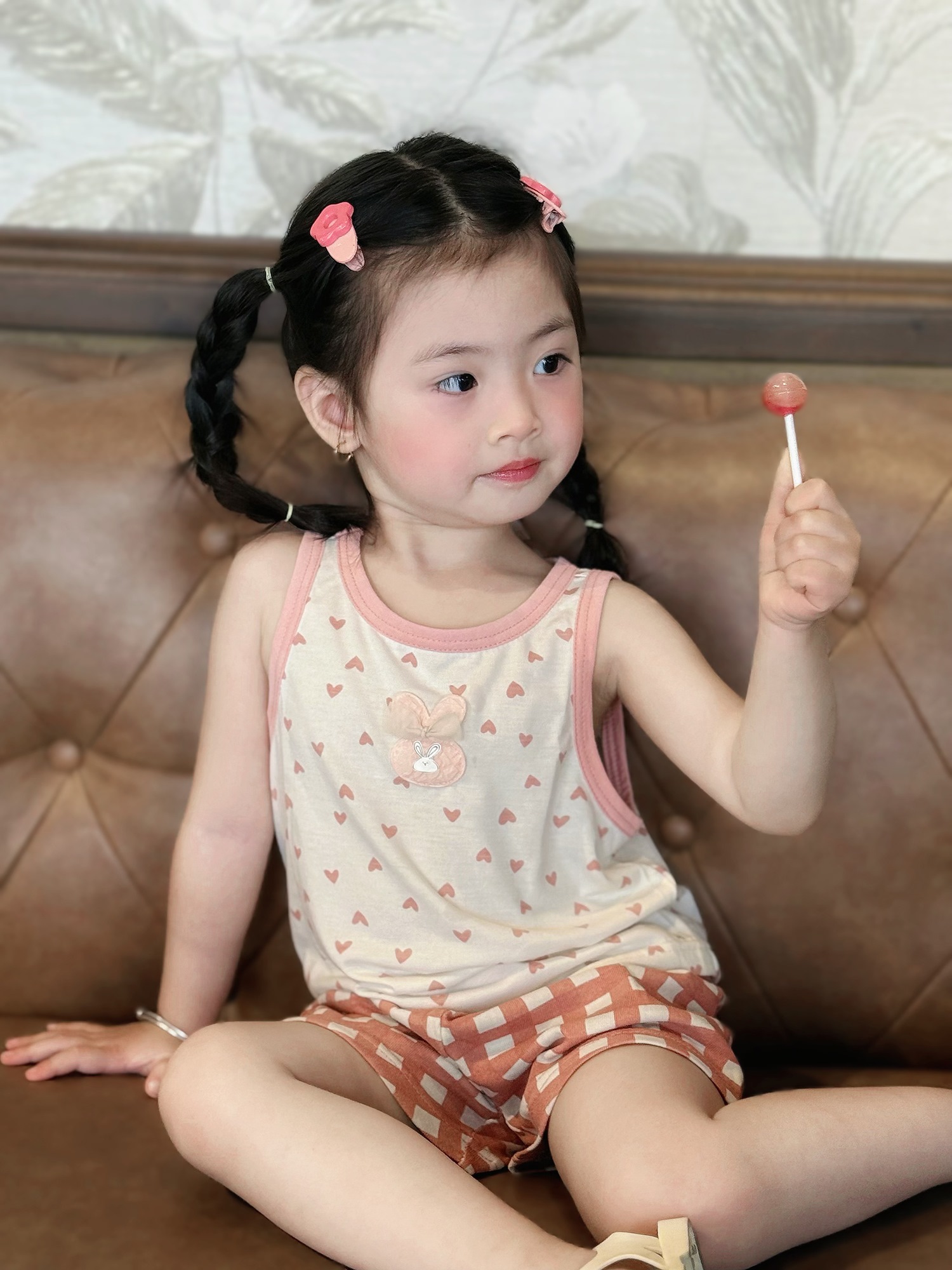 SB2317- bộ 3 lỗ  tim bé gái đính giữa ngực phối quần kẻ