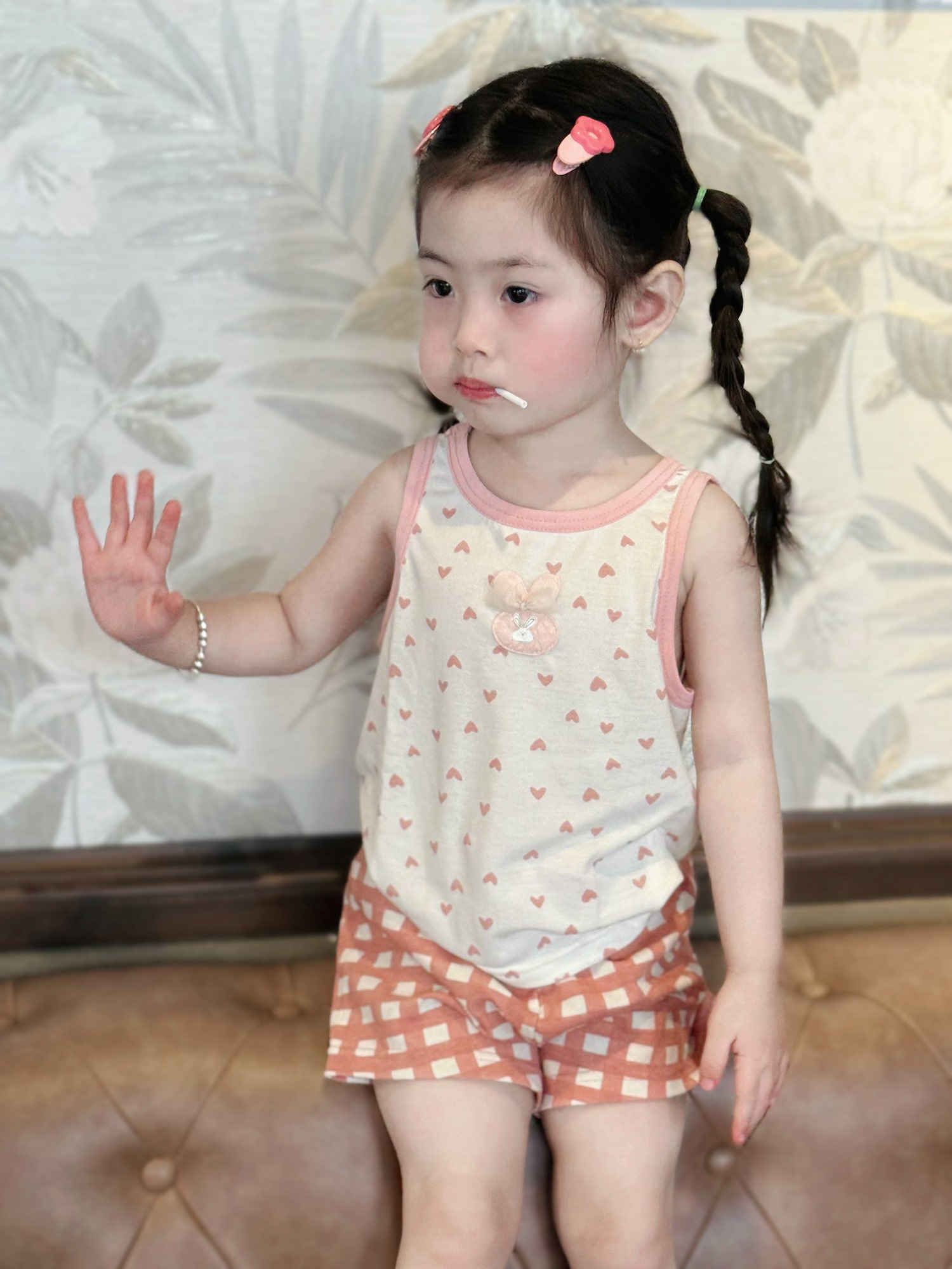 SB2317- bộ 3 lỗ  tim bé gái đính giữa ngực phối quần kẻ