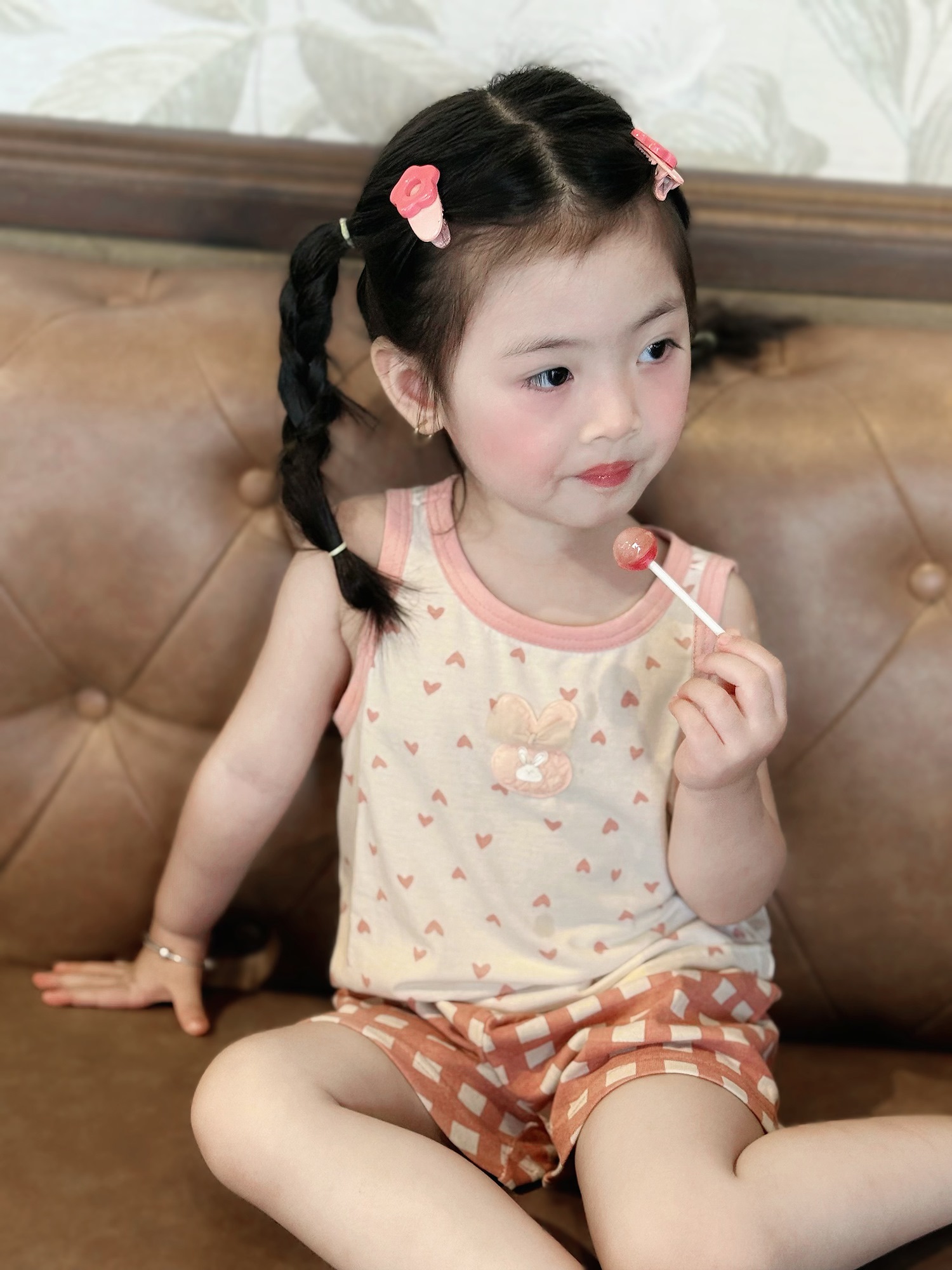 SB2317- bộ 3 lỗ  tim bé gái đính giữa ngực phối quần kẻ