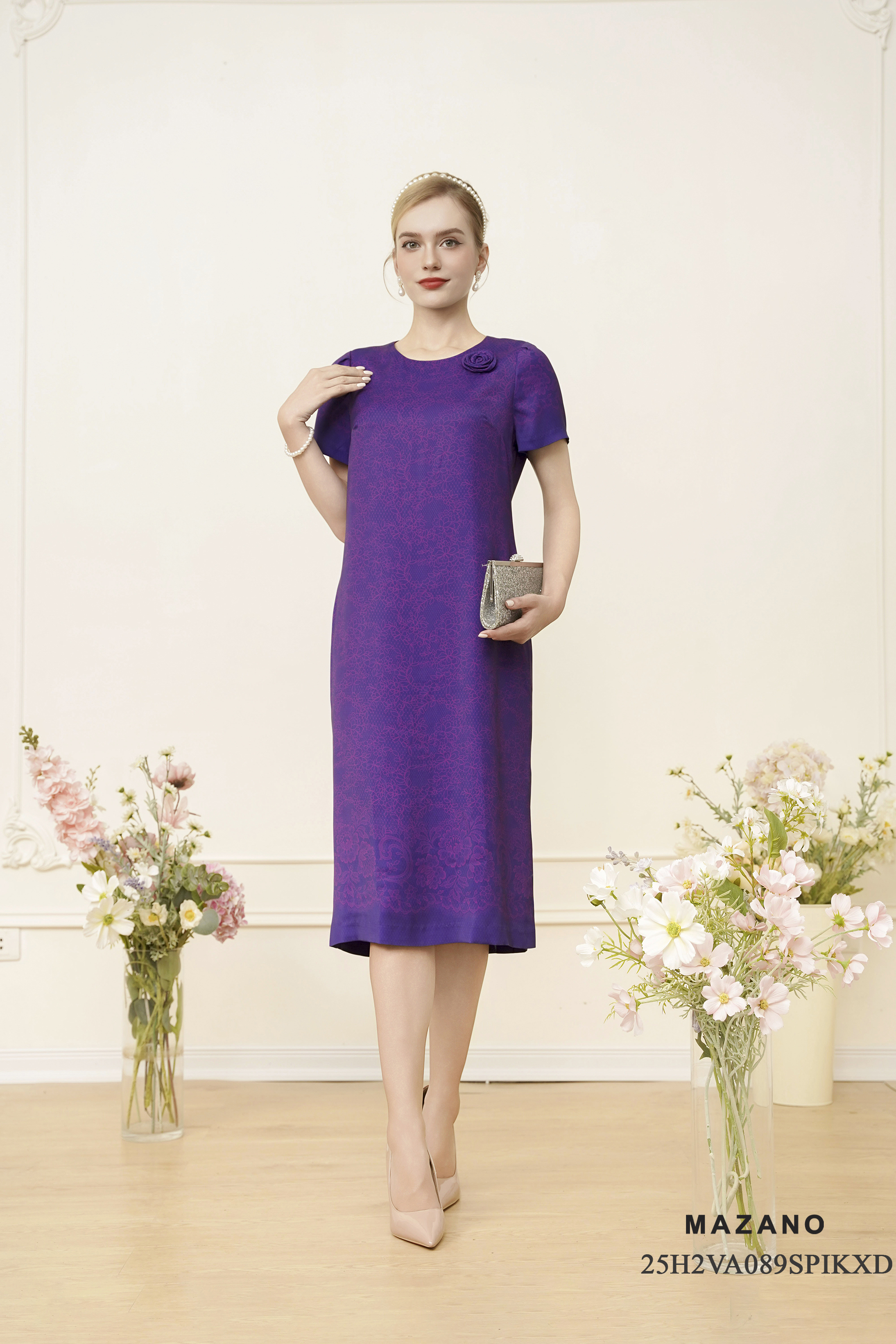 Váy Đầm Suông Vải thô mặt lụa Hoạ tiết ren Cổ tròn Tay ngắn Dài ngang bắp chân đính hoa trang trí