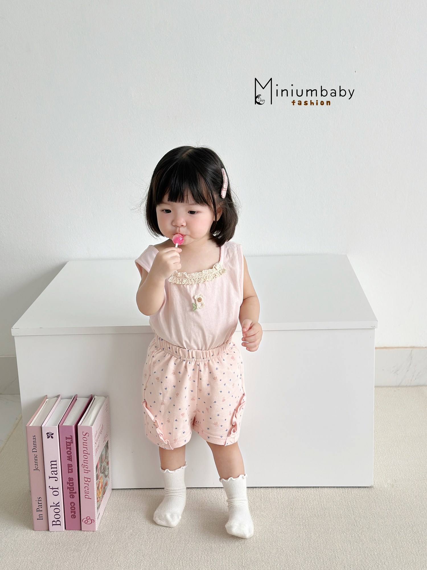 SB2356- bộ ba lỗ bé gái đính ren cổ, gấu ngực