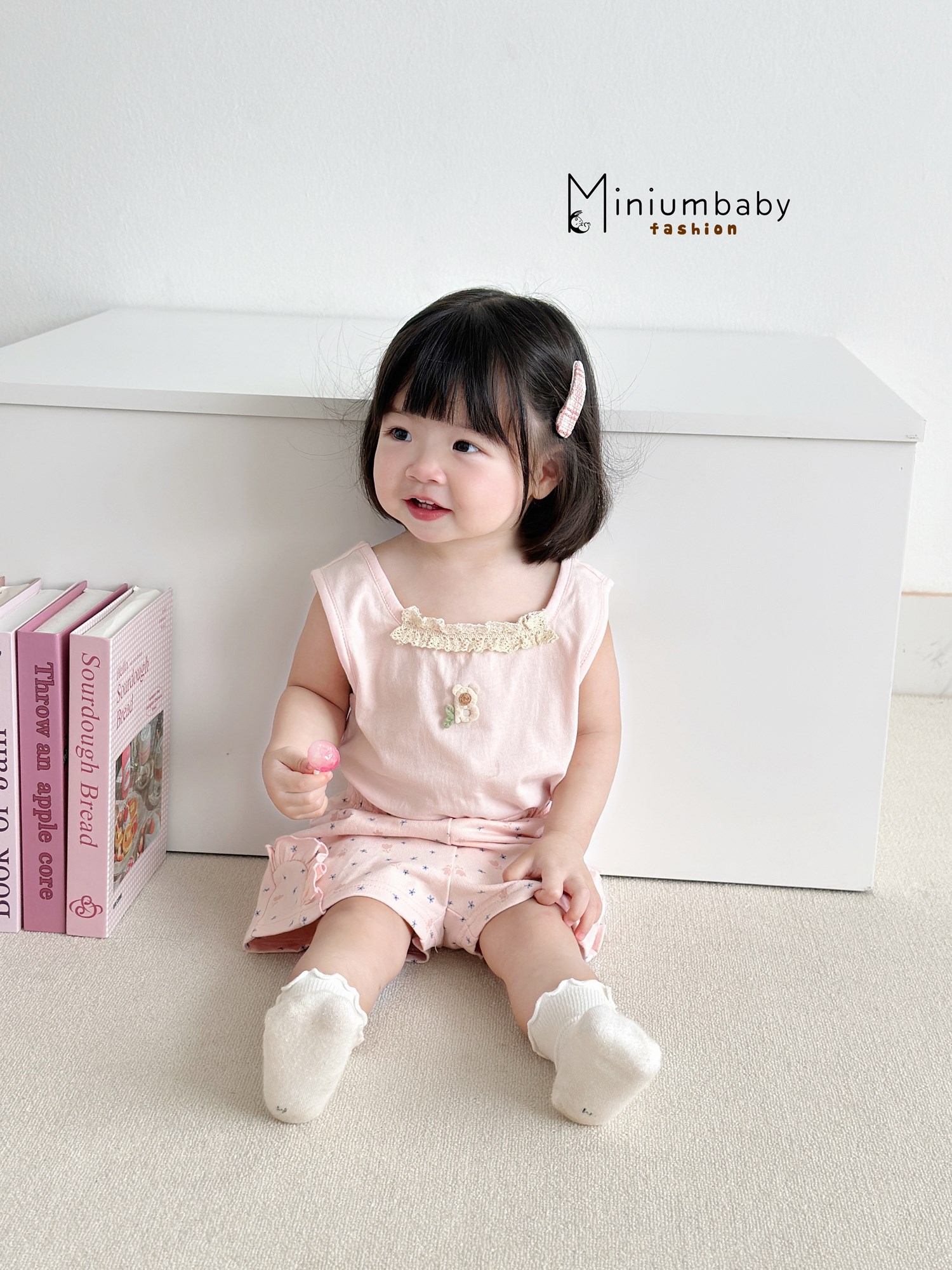 SB2356- bộ ba lỗ bé gái đính ren cổ, gấu ngực