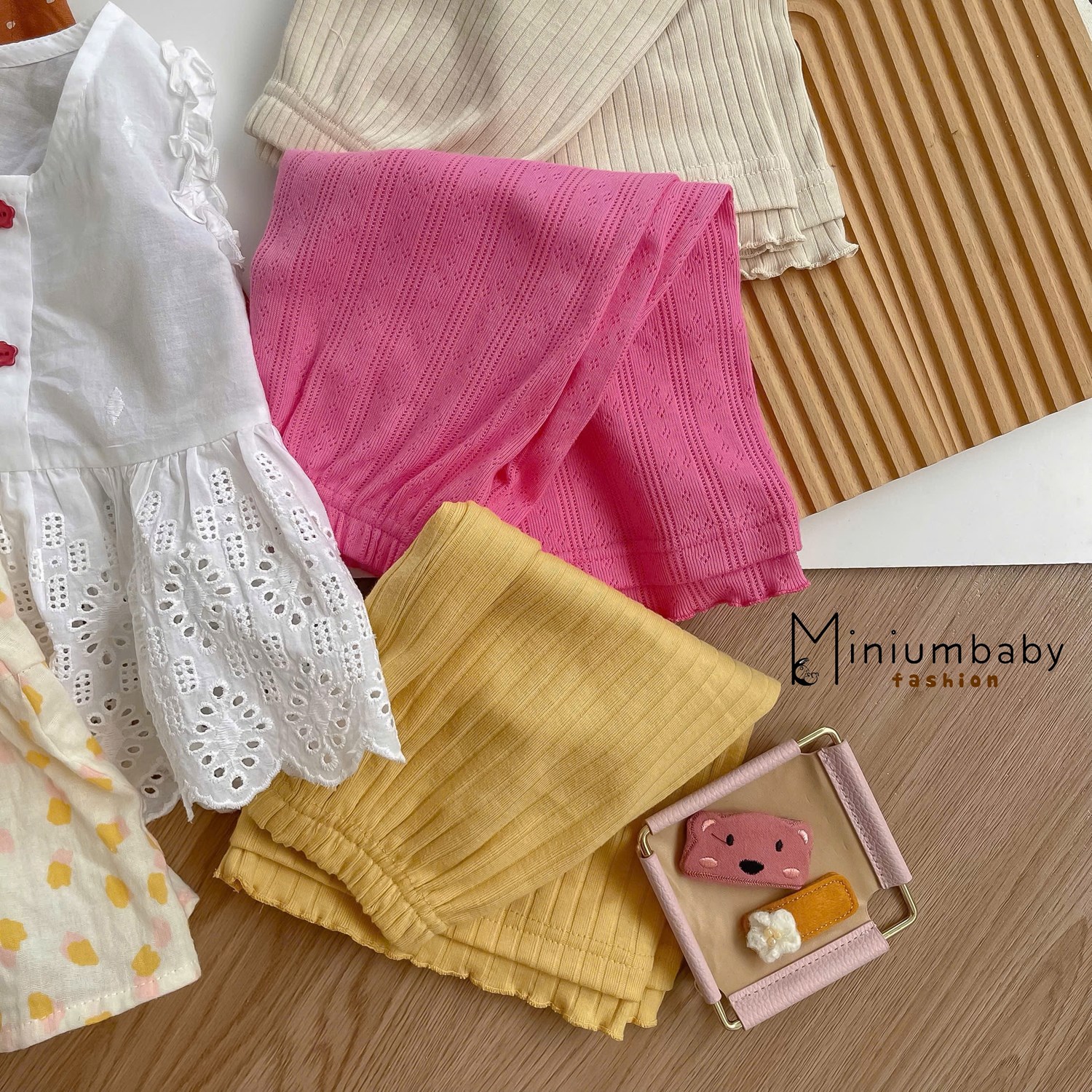 SB2362- bộ sát nách babydoll bèo nách đính cúc hoa, quần lửng bé gái