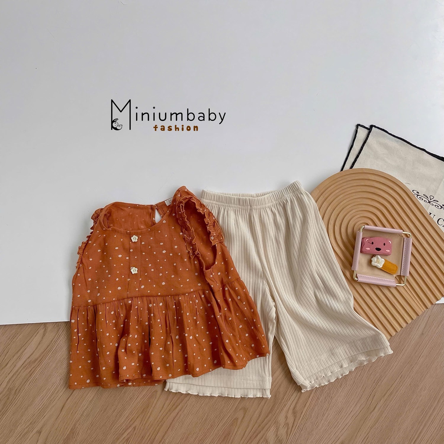 SB2362- bộ sát nách babydoll bèo nách đính cúc hoa, quần lửng bé gái nâu