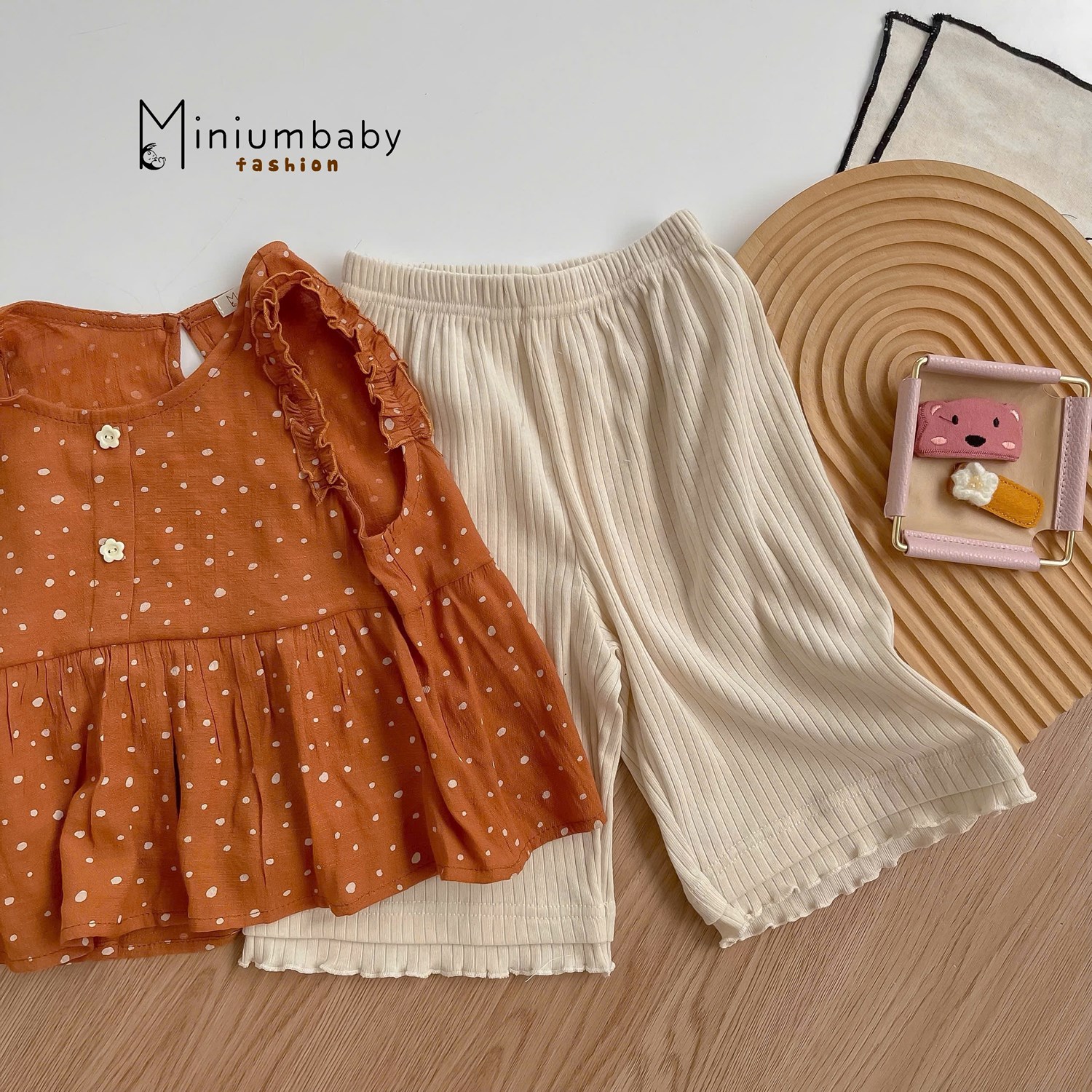 SB2362- bộ sát nách babydoll bèo nách đính cúc hoa, quần lửng bé gái