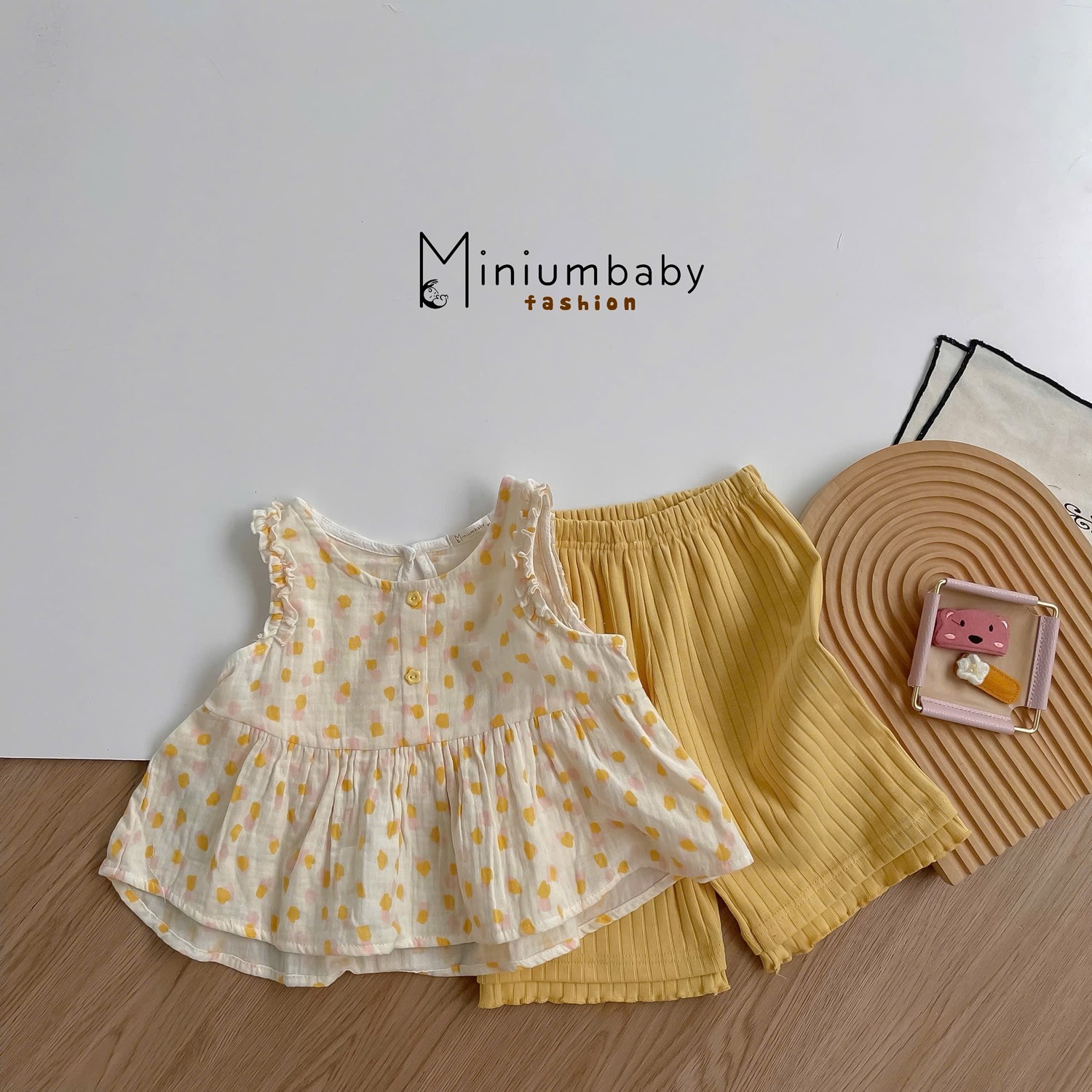 SB2362- bộ sát nách babydoll bèo nách đính cúc hoa, quần lửng bé gái vàng