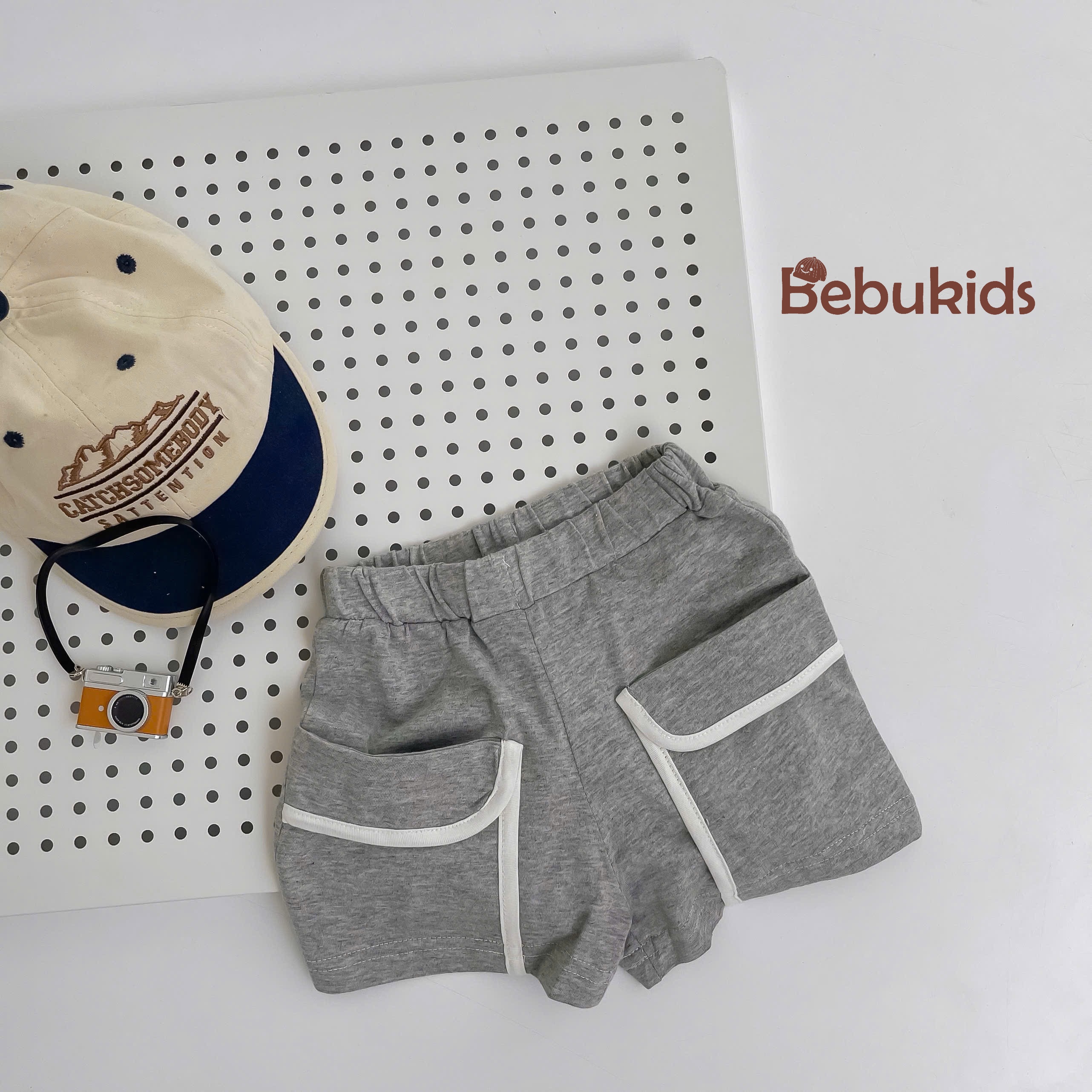 QC2301- quần đùi viền túi bé trai ghi xám