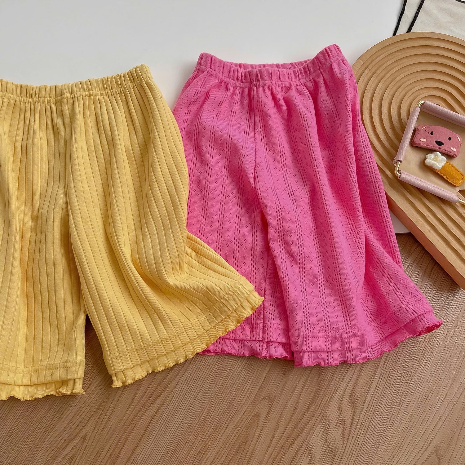 SB2362- bộ sát nách babydoll bèo nách đính cúc hoa, quần lửng bé gái