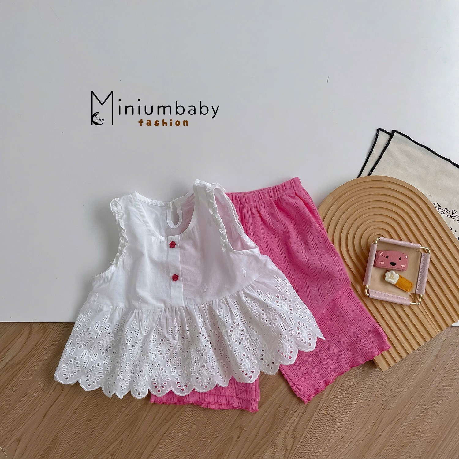 SB2362- bộ sát nách babydoll bèo nách đính cúc hoa, quần lửng bé gái trắng