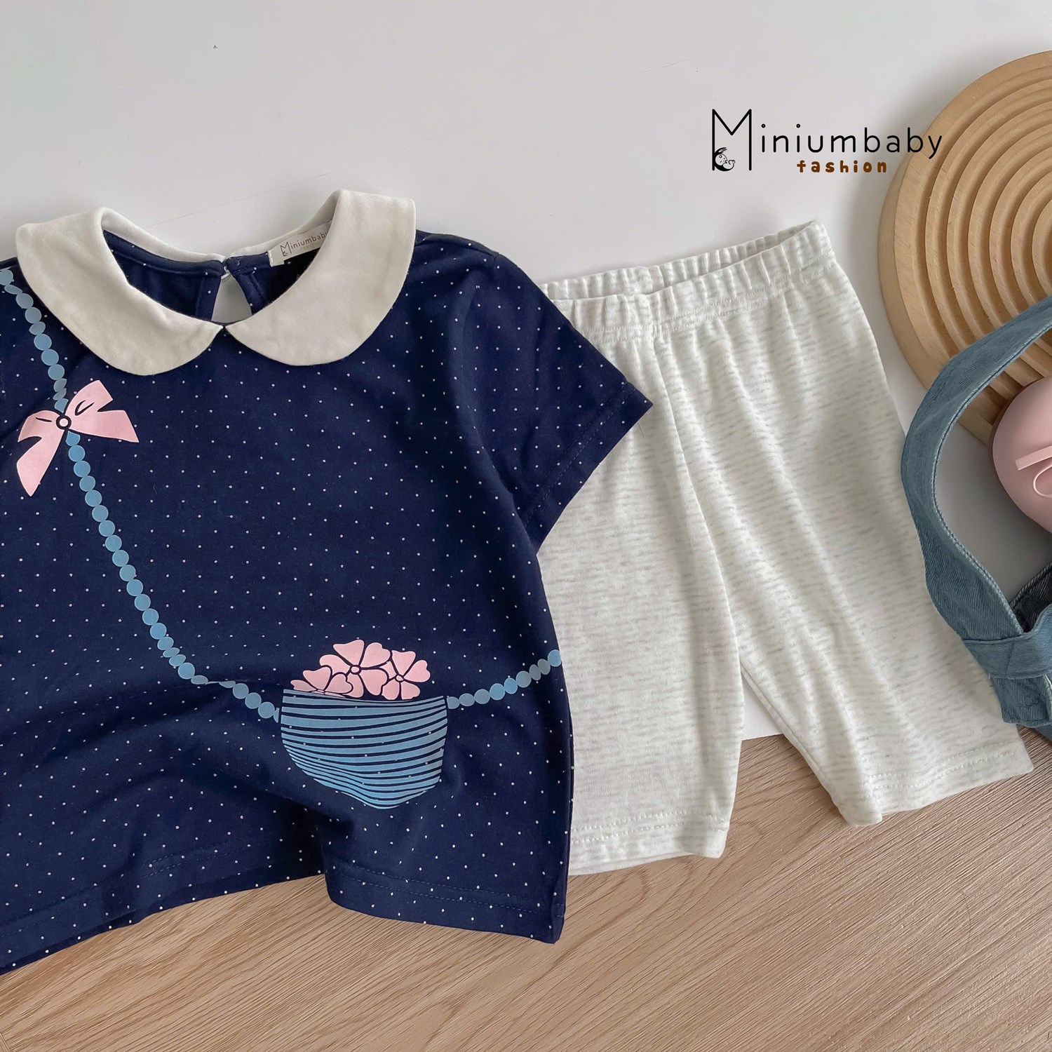 SB2372- bộ cộc tay cổ sen in  túi chéo hoa nơ, quần trơn