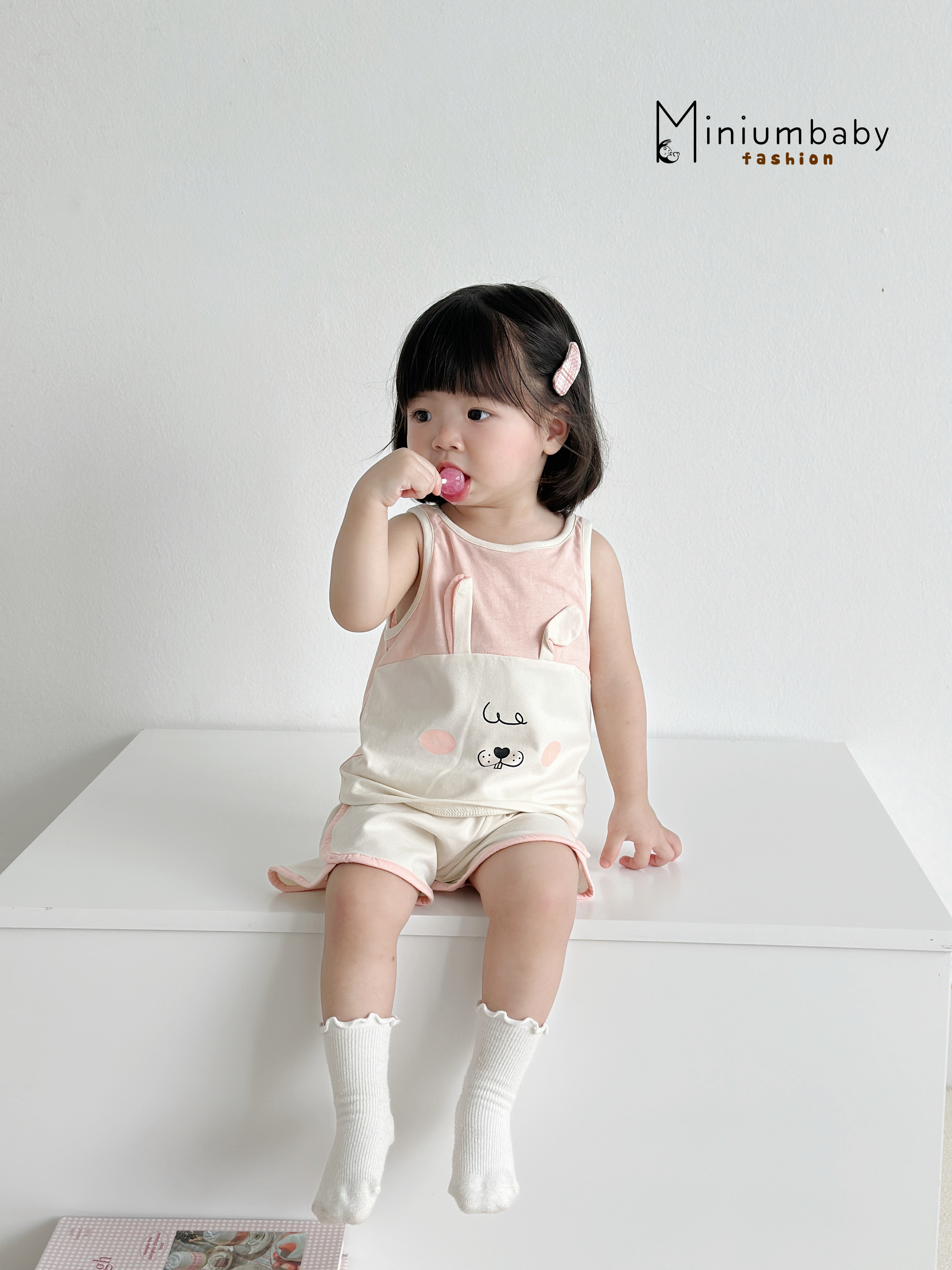 SB2325- bộ ba lỗ bé gái đính tai thỏ, quần lé viền màu
