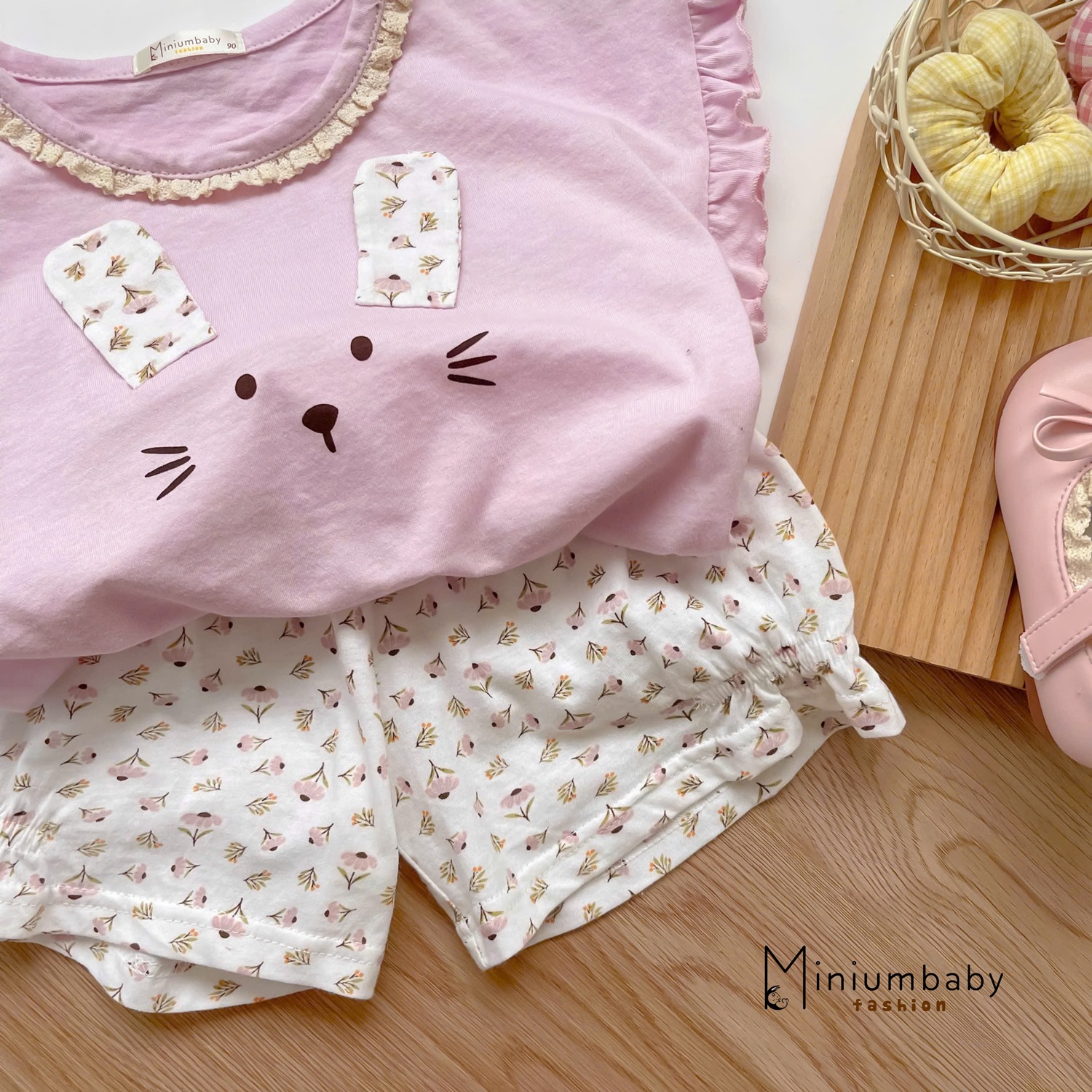 SB2373- bộ cộc tay bèo cổ, gấu tay, đính tai thỏ phối quần hoa