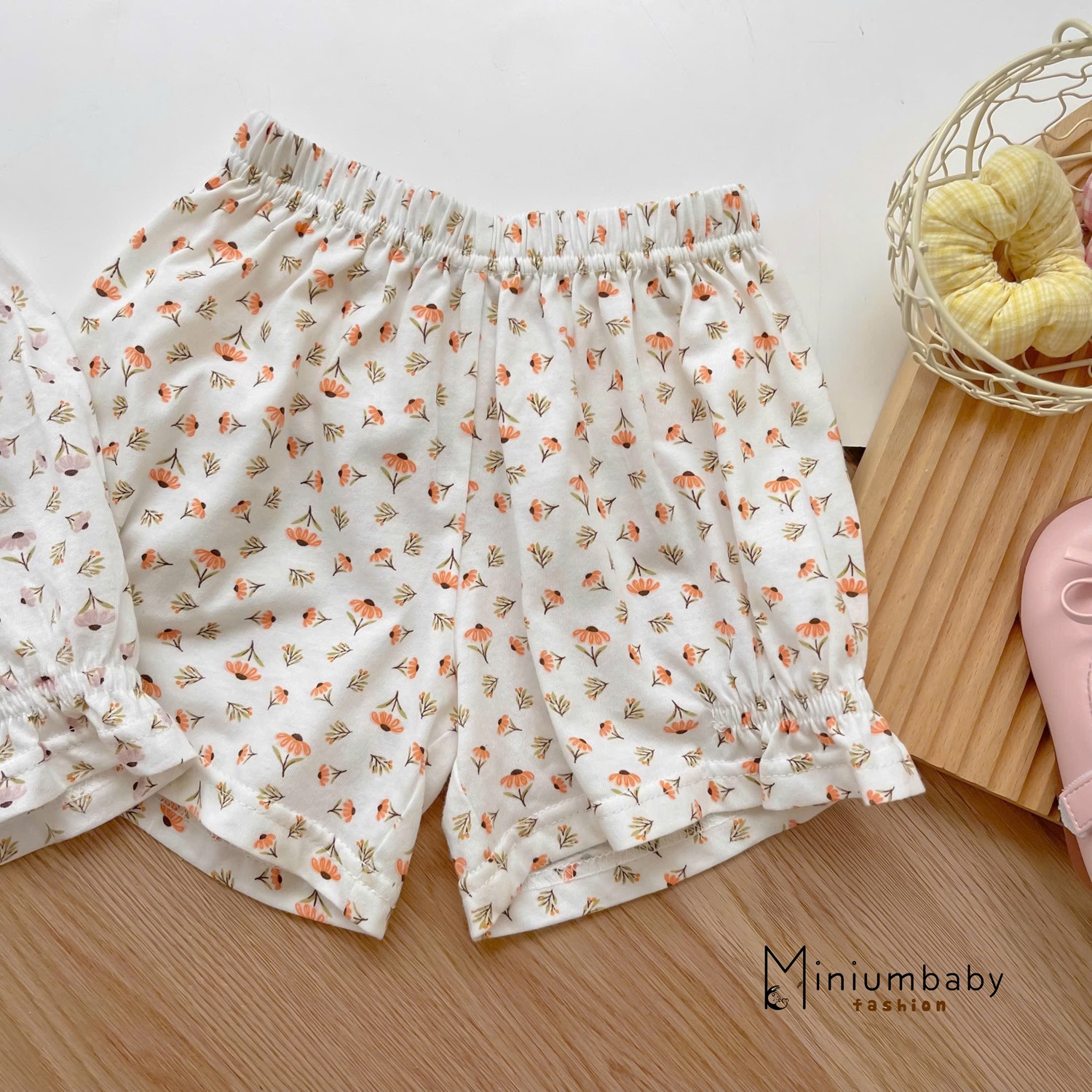 SB2373- bộ cộc tay bèo cổ, gấu tay, đính tai thỏ phối quần hoa