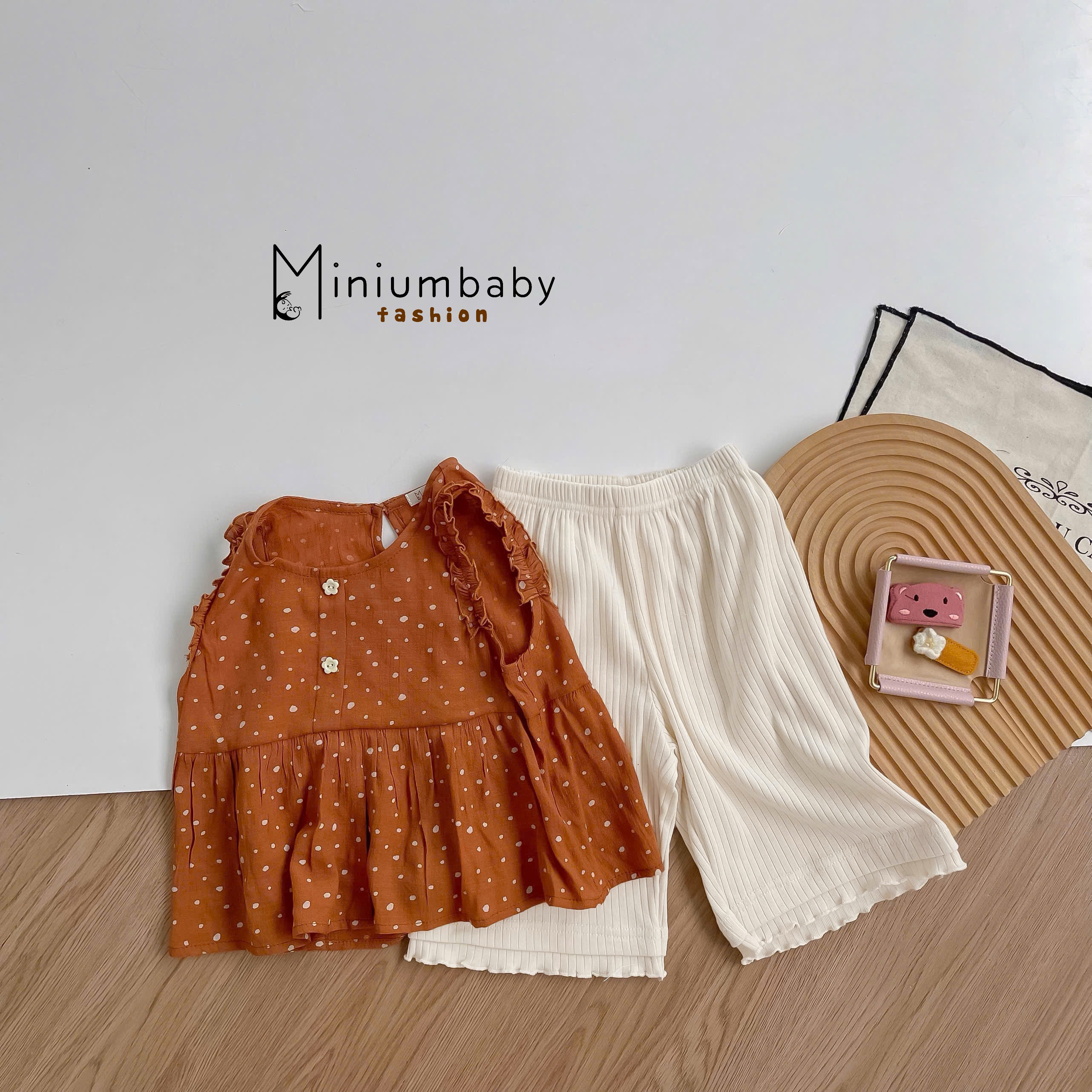 SB2362- bộ sát nách babydoll bèo nách đính cúc hoa, quần lửng bé gái nâu 1
