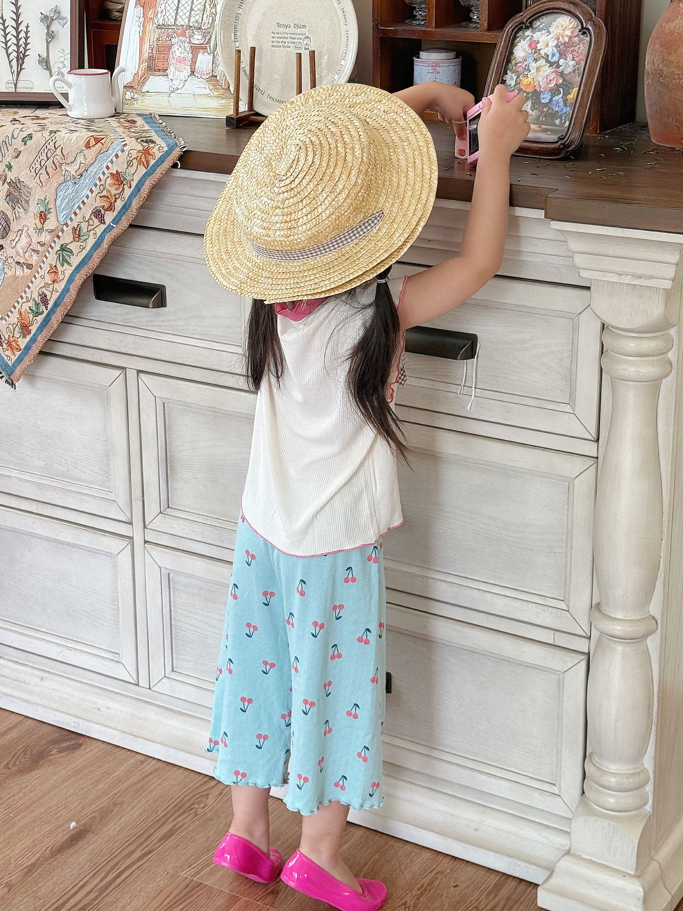 SB2366- bộ sát nách cổ bèo đính logo thỏ giữa ngực phối quần hoa