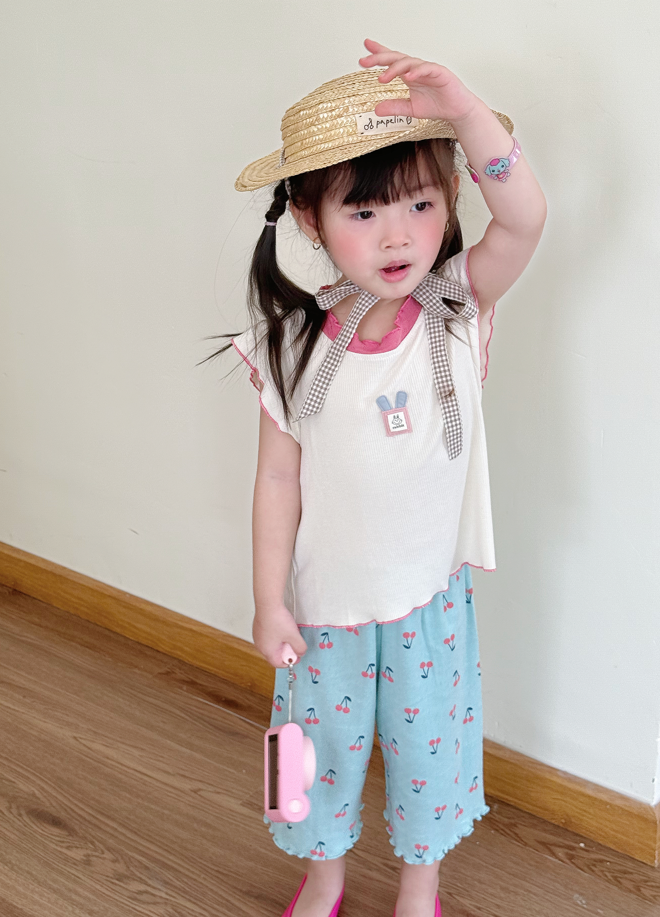 SB2366- bộ sát nách cổ bèo đính logo thỏ giữa ngực phối quần hoa
