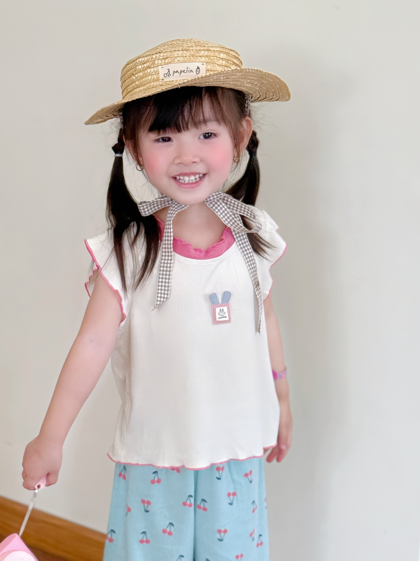 SB2366- bộ sát nách cổ bèo đính logo thỏ giữa ngực phối quần hoa
