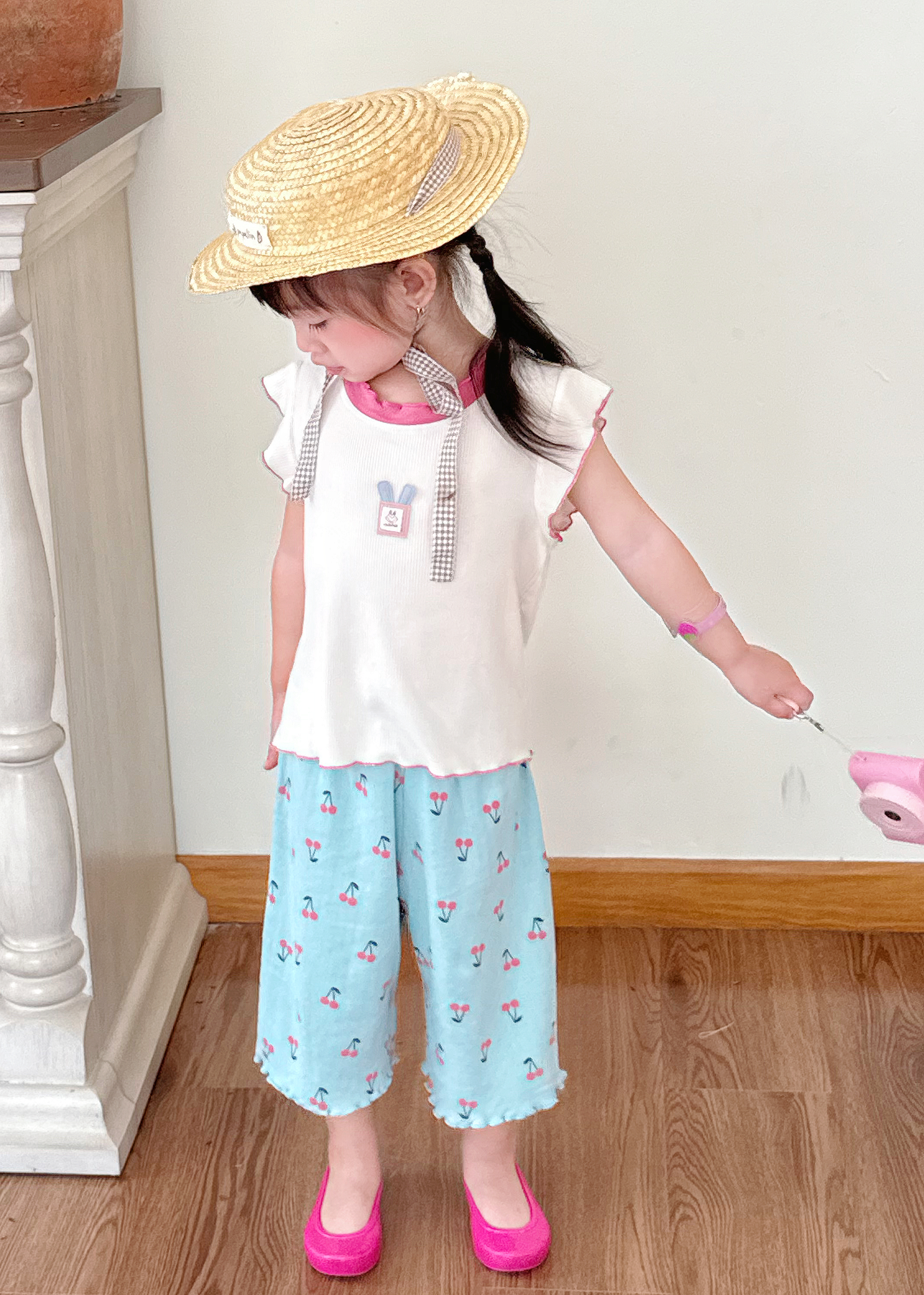 SB2366- bộ sát nách cổ bèo đính logo thỏ giữa ngực phối quần hoa