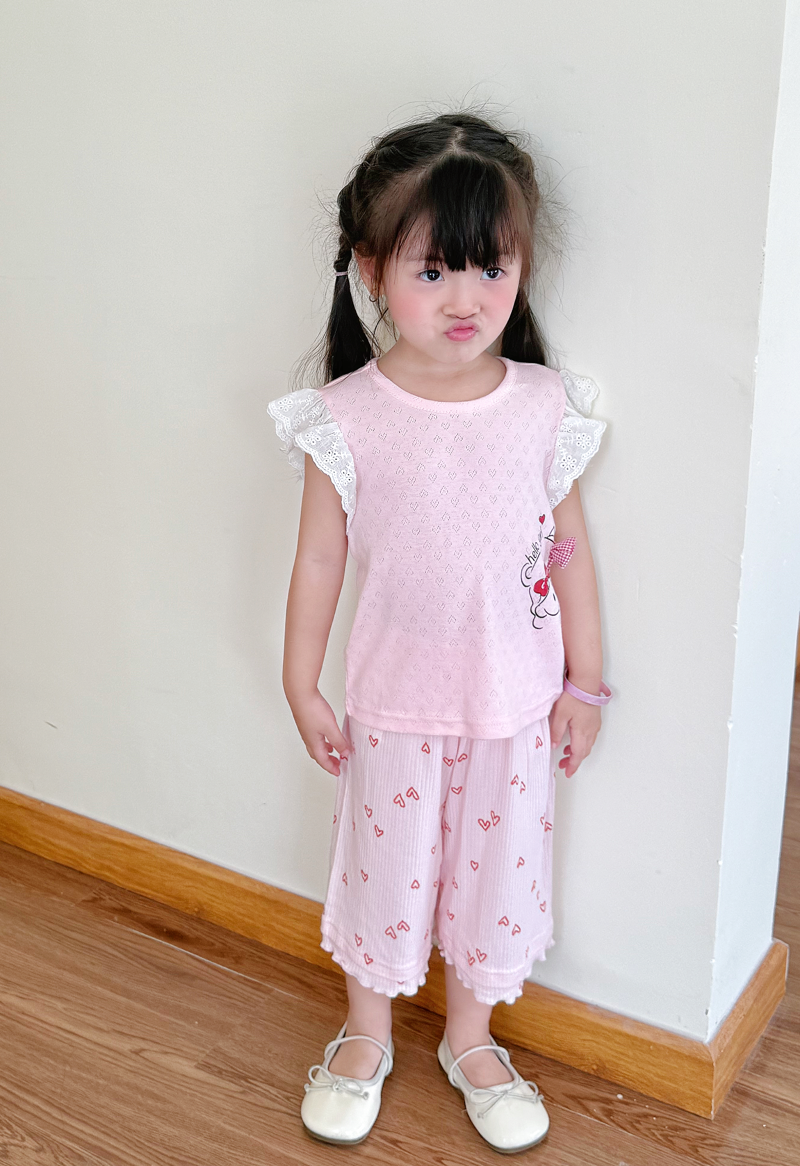 SB2365- bộ sát nách cánh tiên ren in bé gái đính nơ, phối quần tim