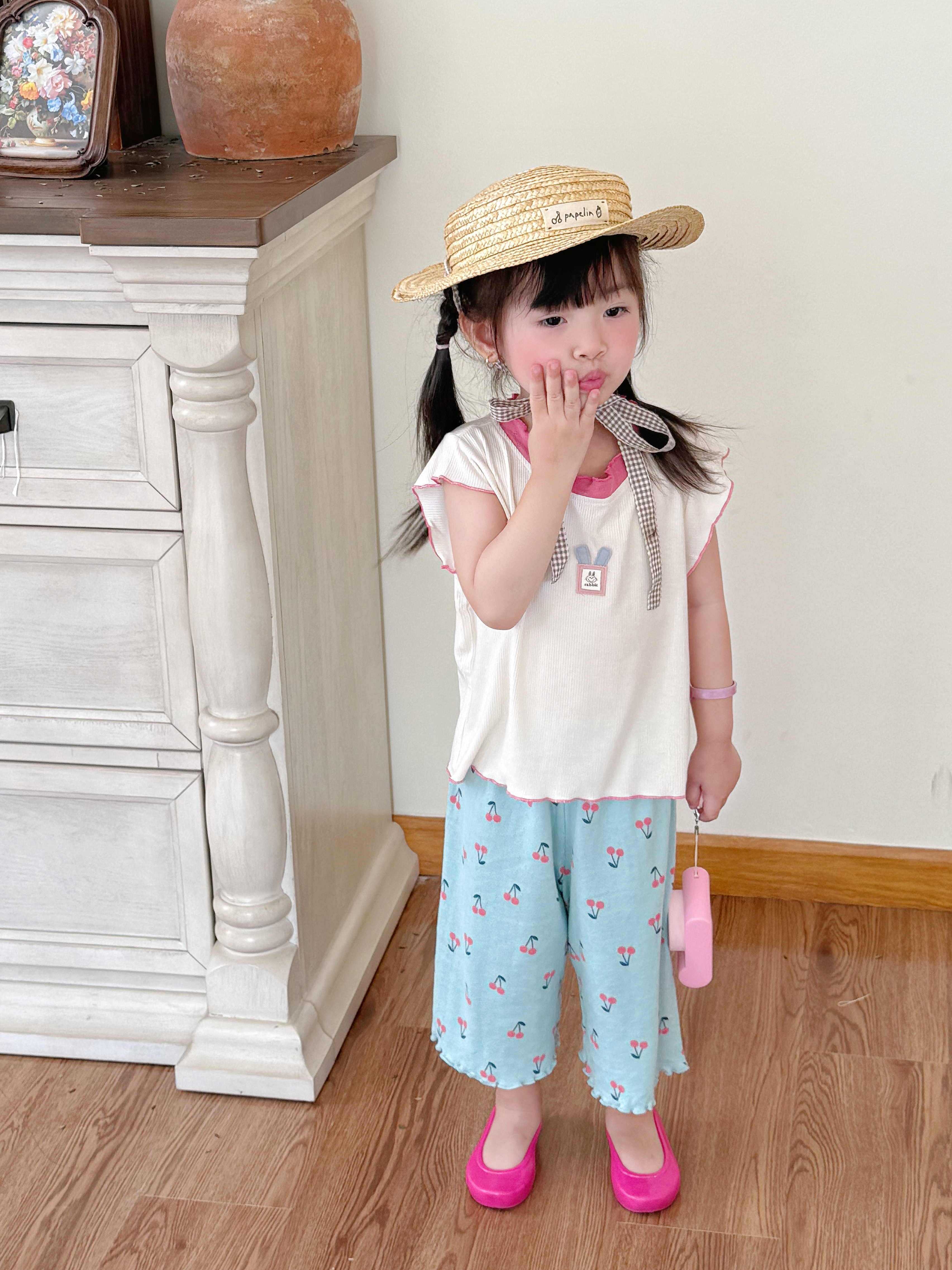 SB2366- bộ sát nách cổ bèo đính logo thỏ giữa ngực phối quần hoa