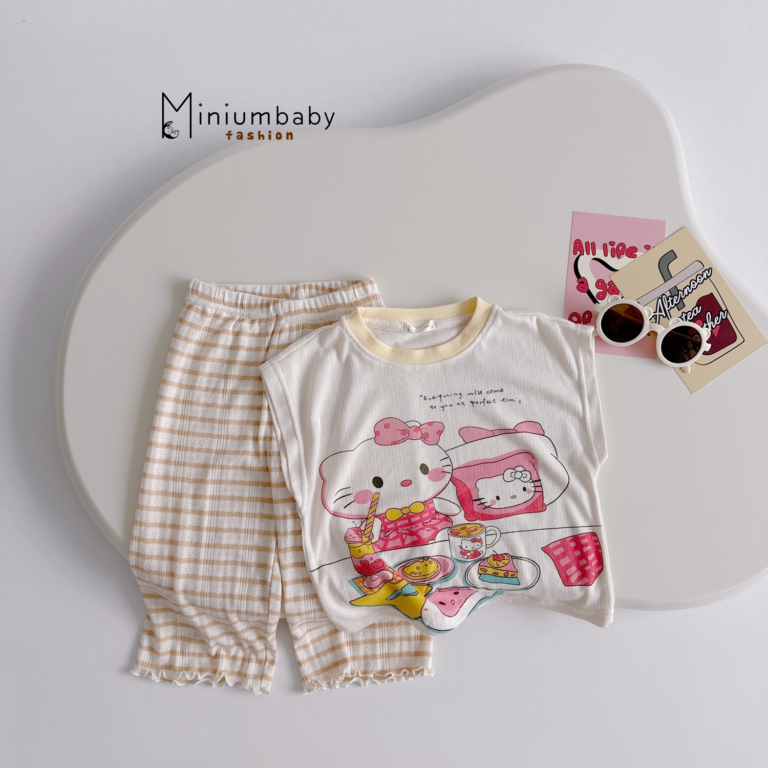 SB2364- bộ sát nách in hellokitty, đồ ăn phối quần kẻ áo cổ vàng