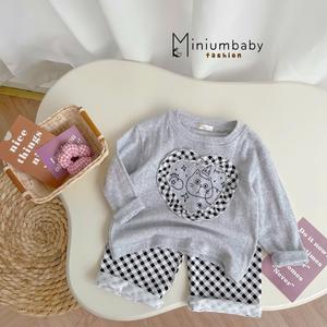 Bộ dài tay bé gái béo tim giữa ngực in mèo phối quần kẻ