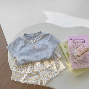 Bộ cộc tay phối viền cổ đính logo chữ B phối quần váy hoa