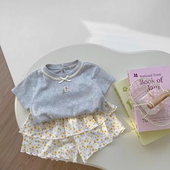 Bộ cộc tay phối viền cổ đính logo chữ B phối quần váy hoa