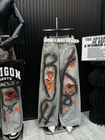 Product image - Quần Jean Xịt Sơn Rách Chỉ Cam