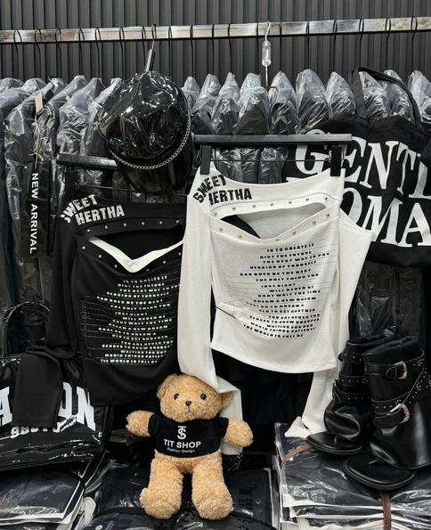 Product image - Áo Trễ Vai Khoét Đính Đinh Sweet Hear