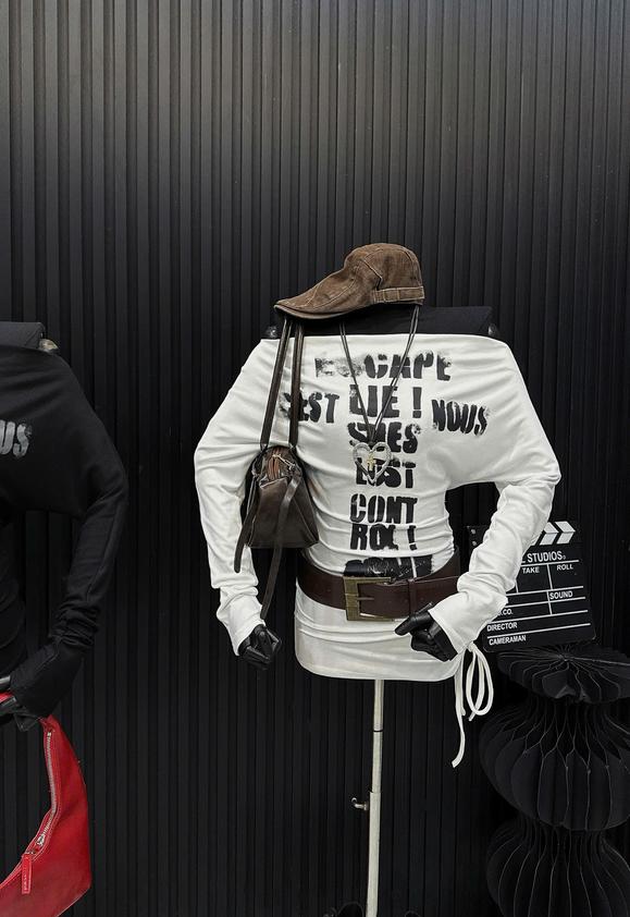 Product image - Áo Thun Trễ Vai In Chữ Phối Chun Eo