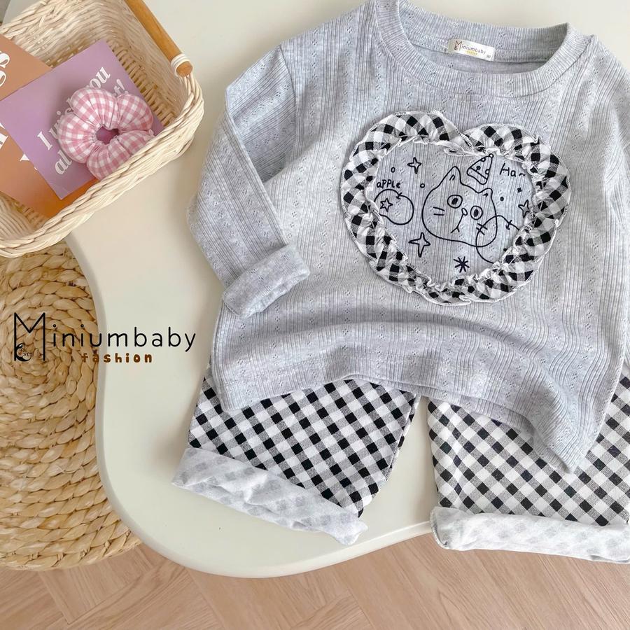 SB2417-bộ dài tay bé gái béo tim giữa ngực in mèo phối quần kẻ