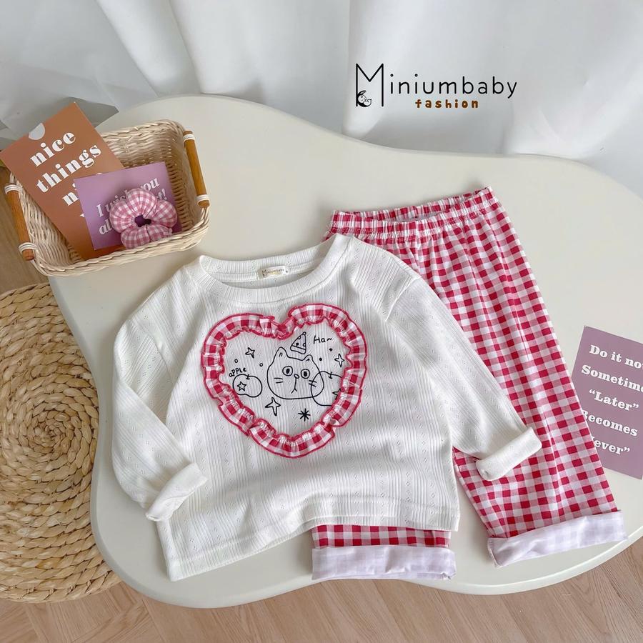 SB2417-bộ dài tay bé gái béo tim giữa ngực in mèo phối quần kẻ