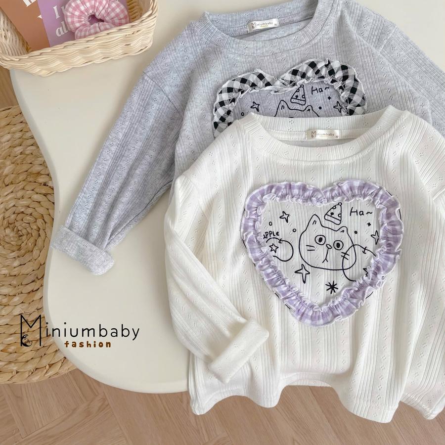 SB2417-bộ dài tay bé gái béo tim giữa ngực in mèo phối quần kẻ