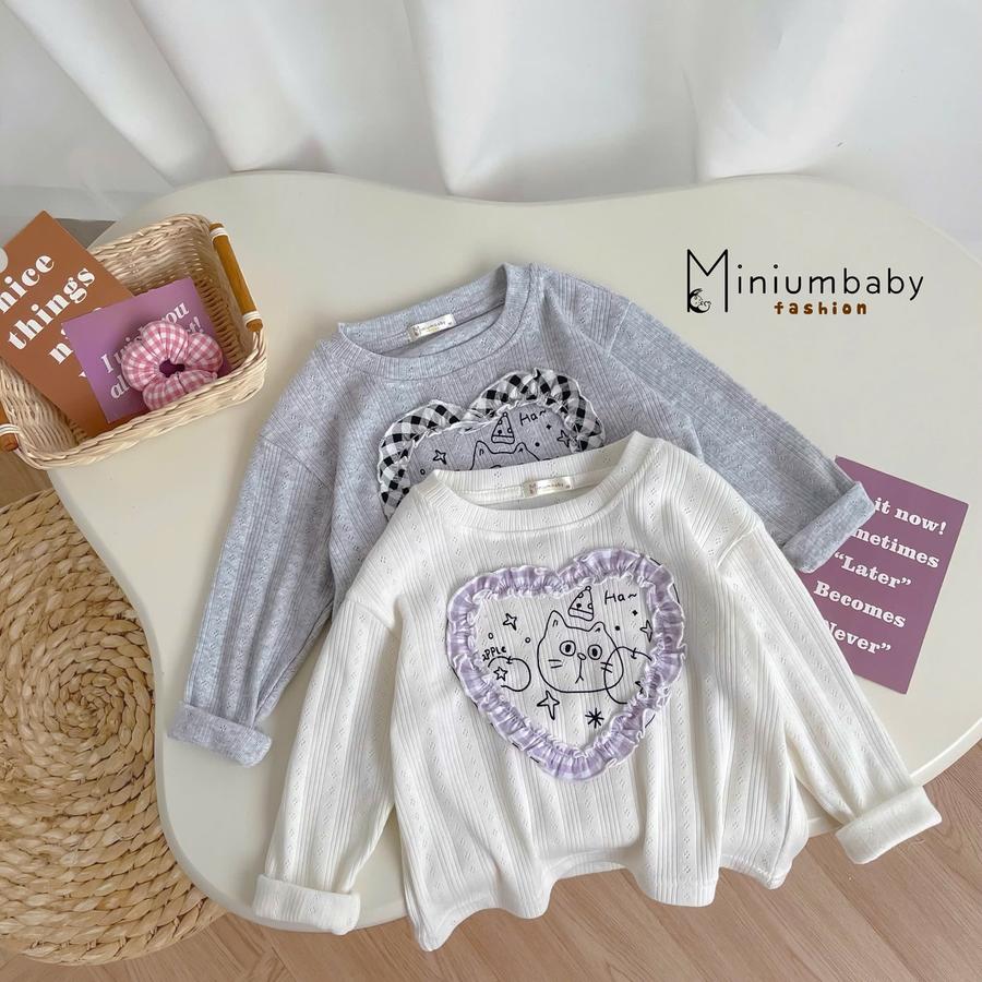 SB2417-bộ dài tay bé gái béo tim giữa ngực in mèo phối quần kẻ