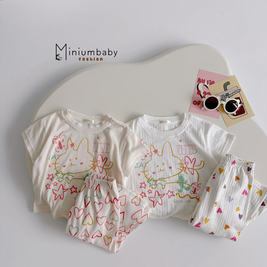 SB2396- bộ cộc quần lửng bé gái in mèo phối quần tim