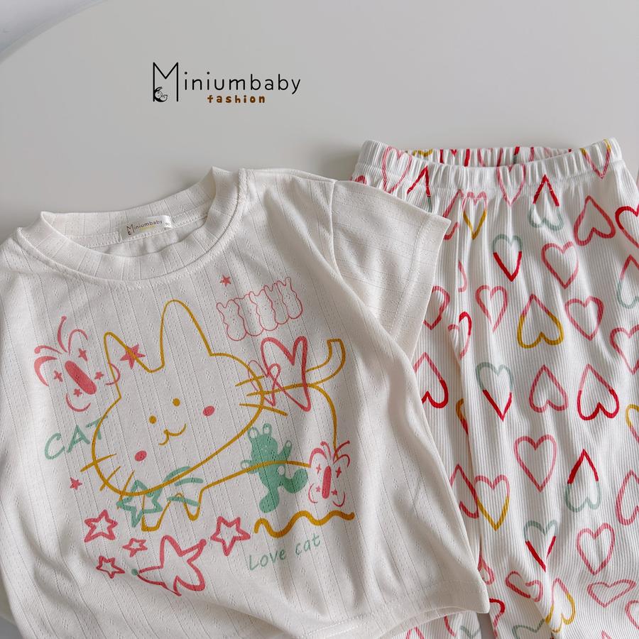 SB2396- bộ cộc quần lửng bé gái in mèo phối quần tim