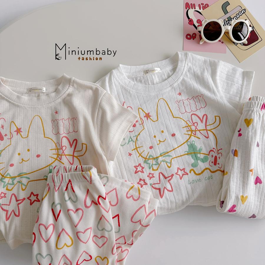 SB2396- bộ cộc quần lửng bé gái in mèo phối quần tim