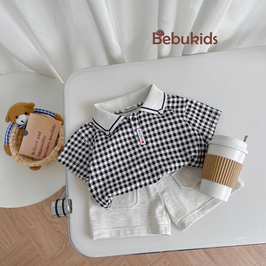 SB2334- bộ polo bé trai phối viền cổ, logo đính nẹp karo