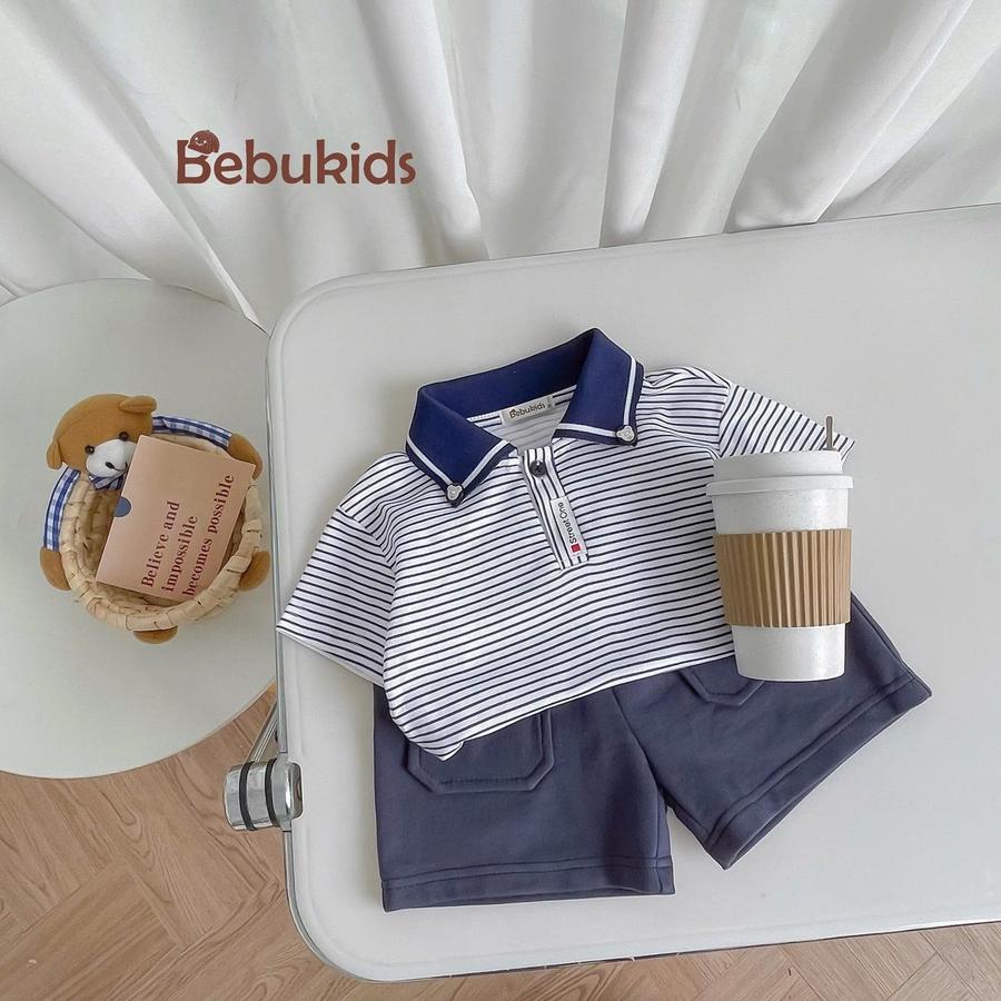 SB2334- bộ polo bé trai phối viền cổ, logo đính nẹp sọc ngang