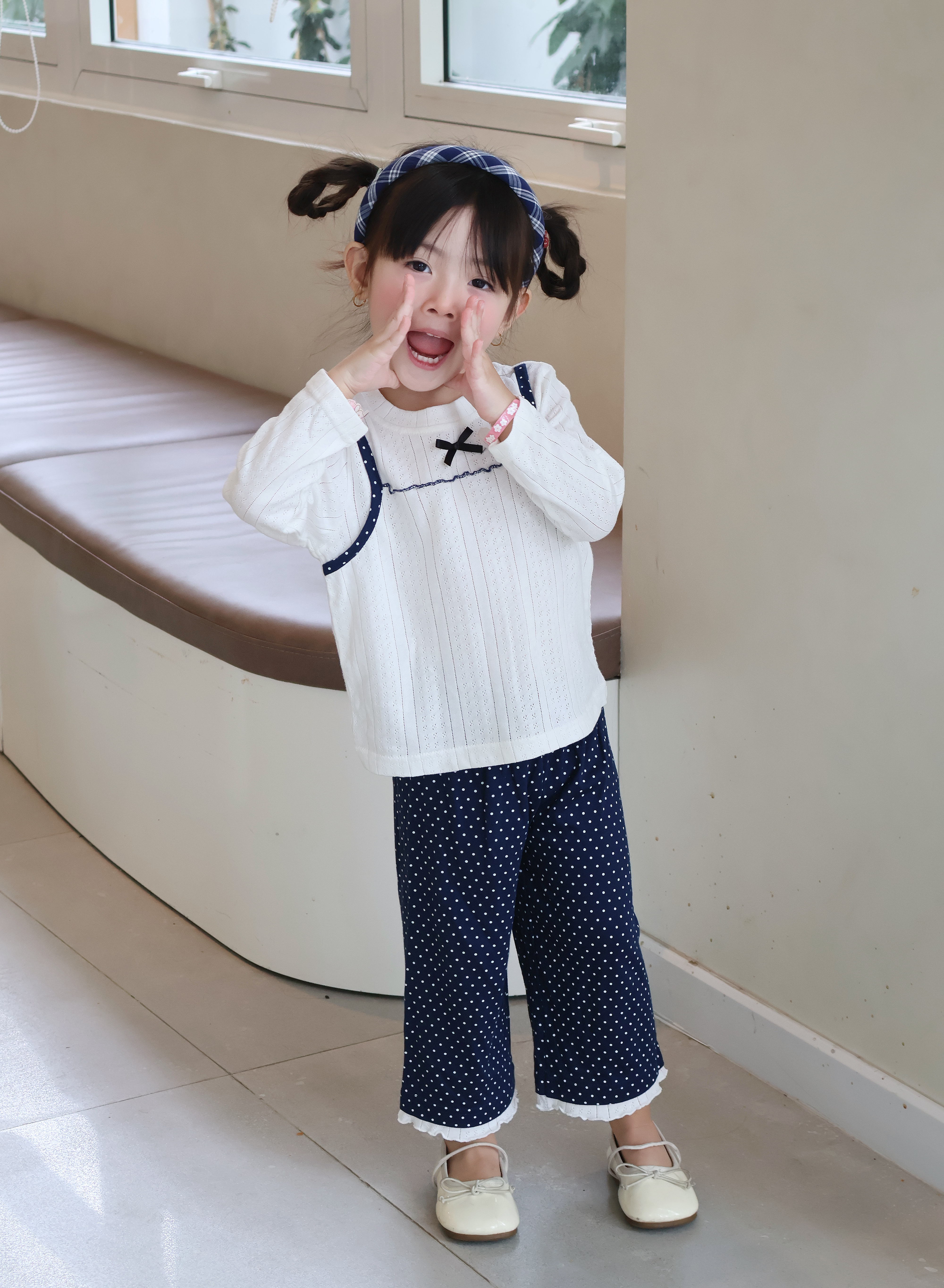 SB2415- bộ dài tay bé gái diễu nách đính nơ phối quần bi