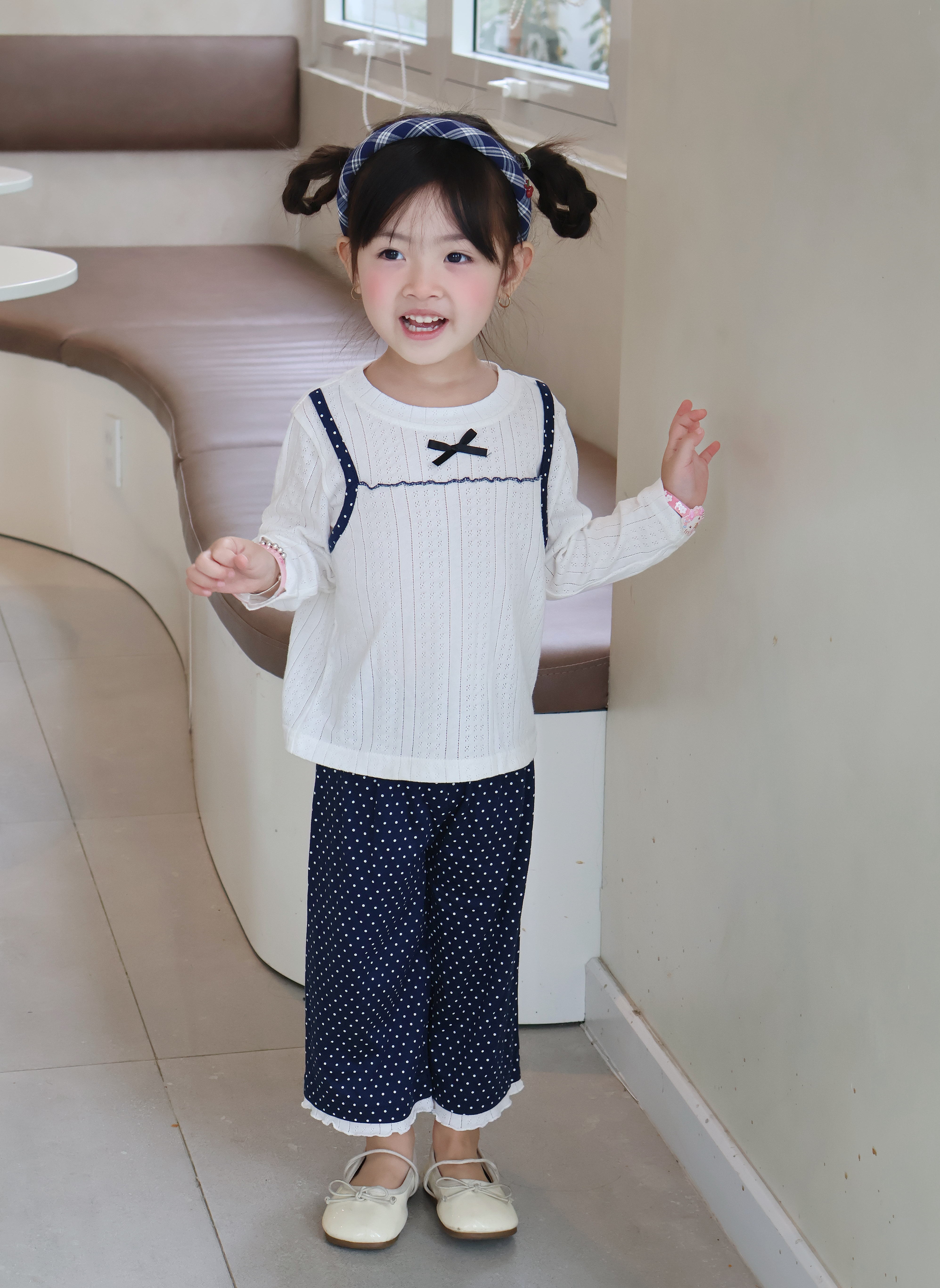 SB2415- bộ dài tay bé gái diễu nách đính nơ phối quần bi