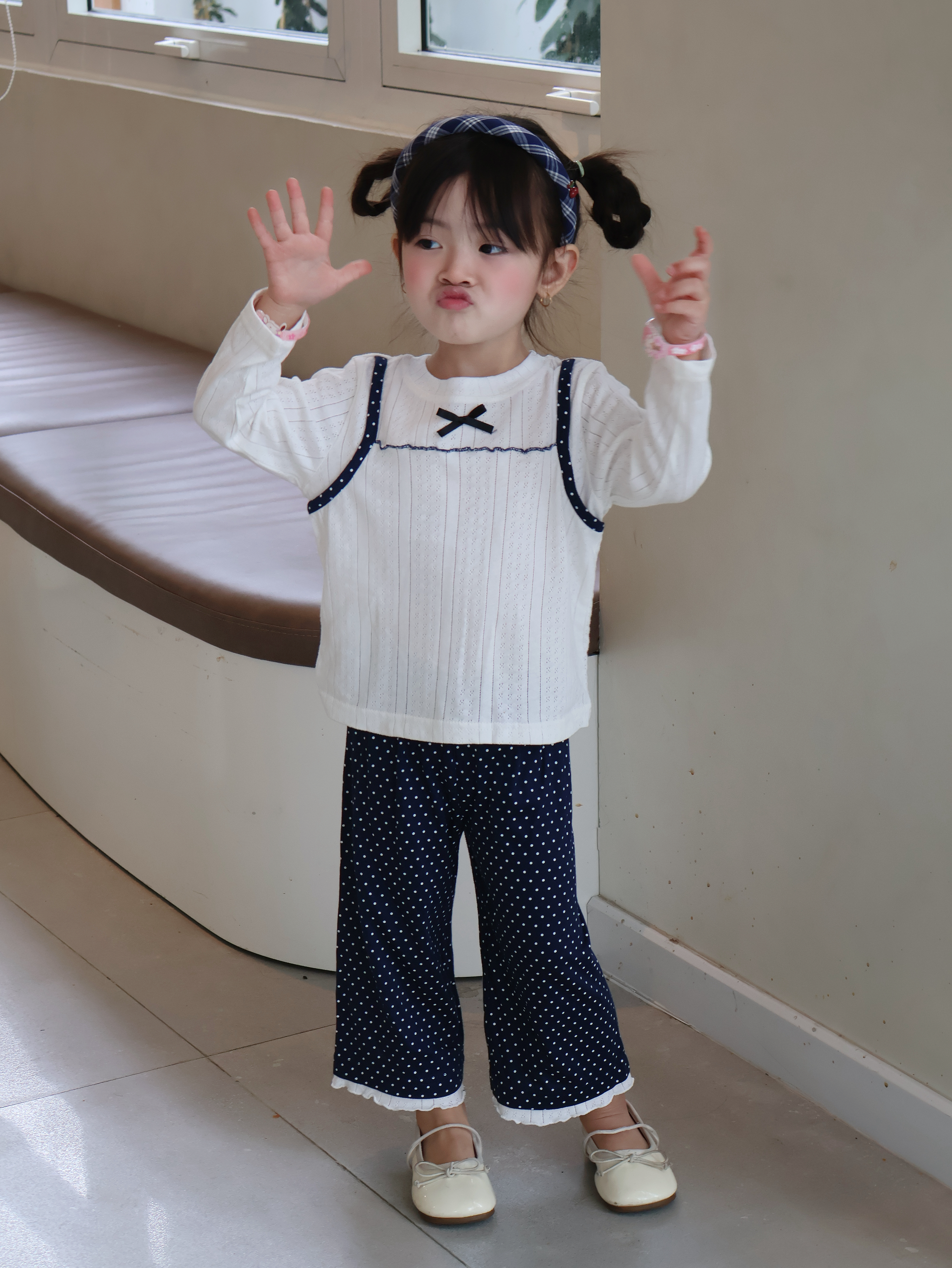 SB2415- bộ dài tay bé gái diễu nách đính nơ phối quần bi