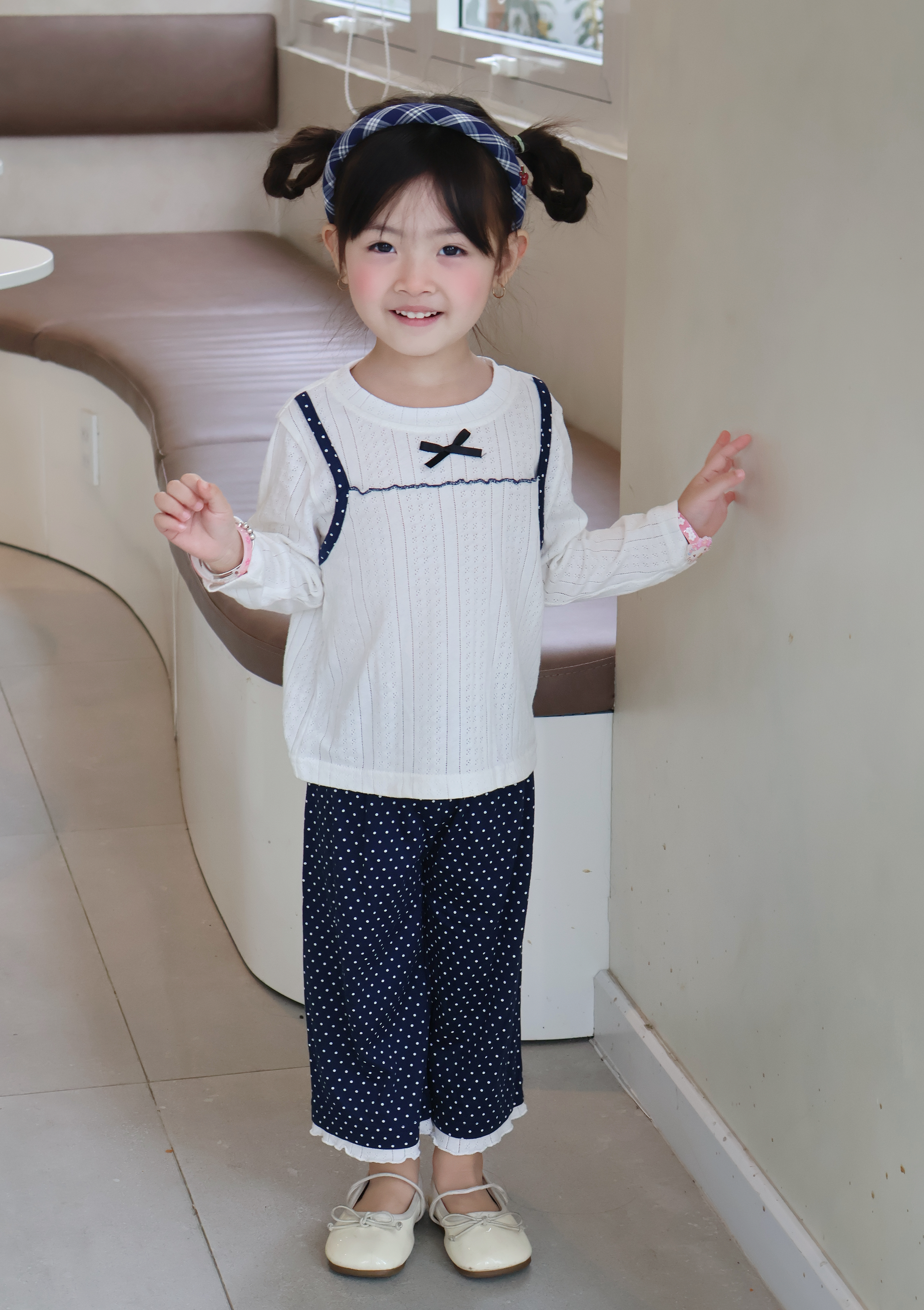 SB2415- bộ dài tay bé gái diễu nách đính nơ phối quần bi