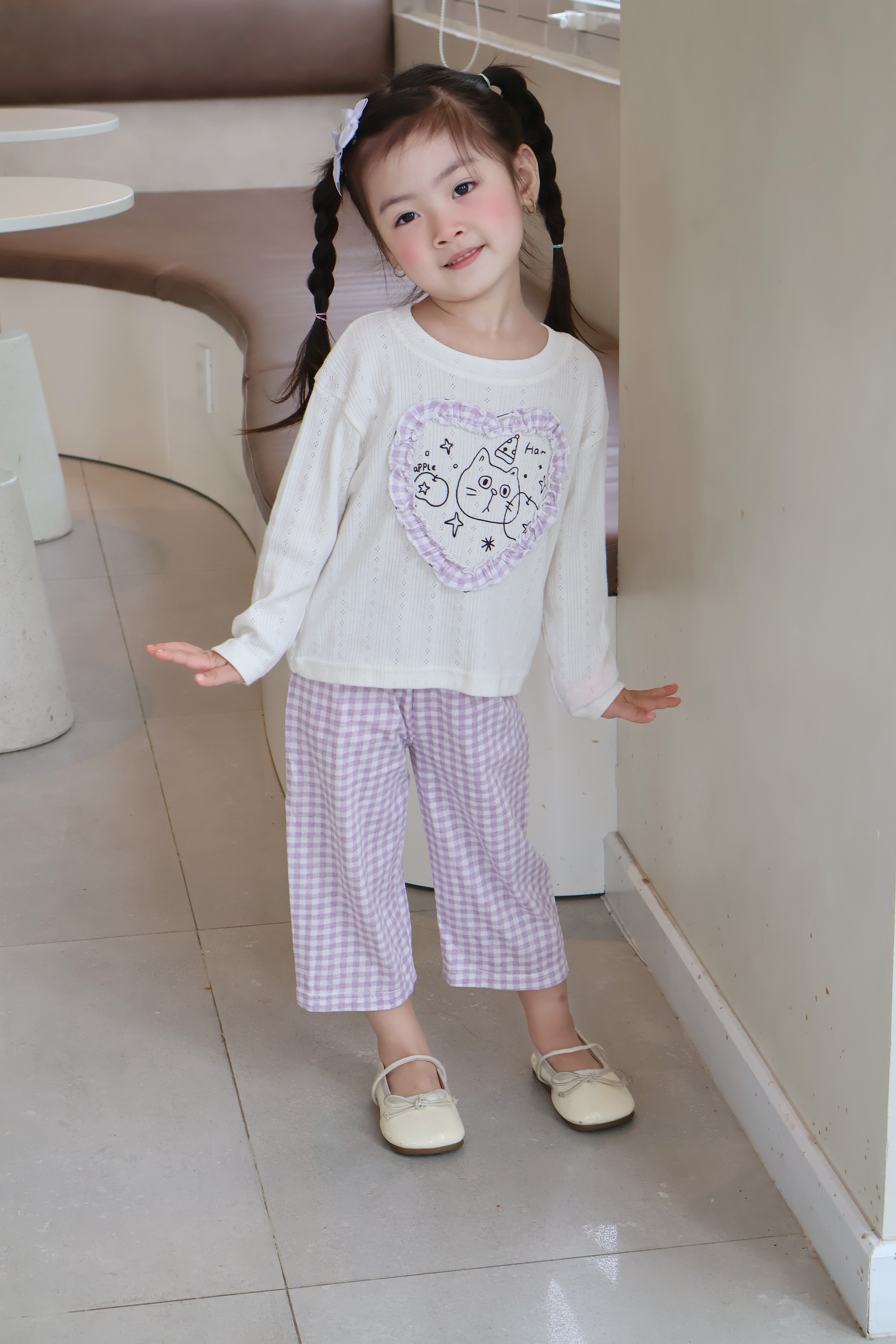 SB2417-bộ dài tay bé gái béo tim giữa ngực in mèo phối quần kẻ