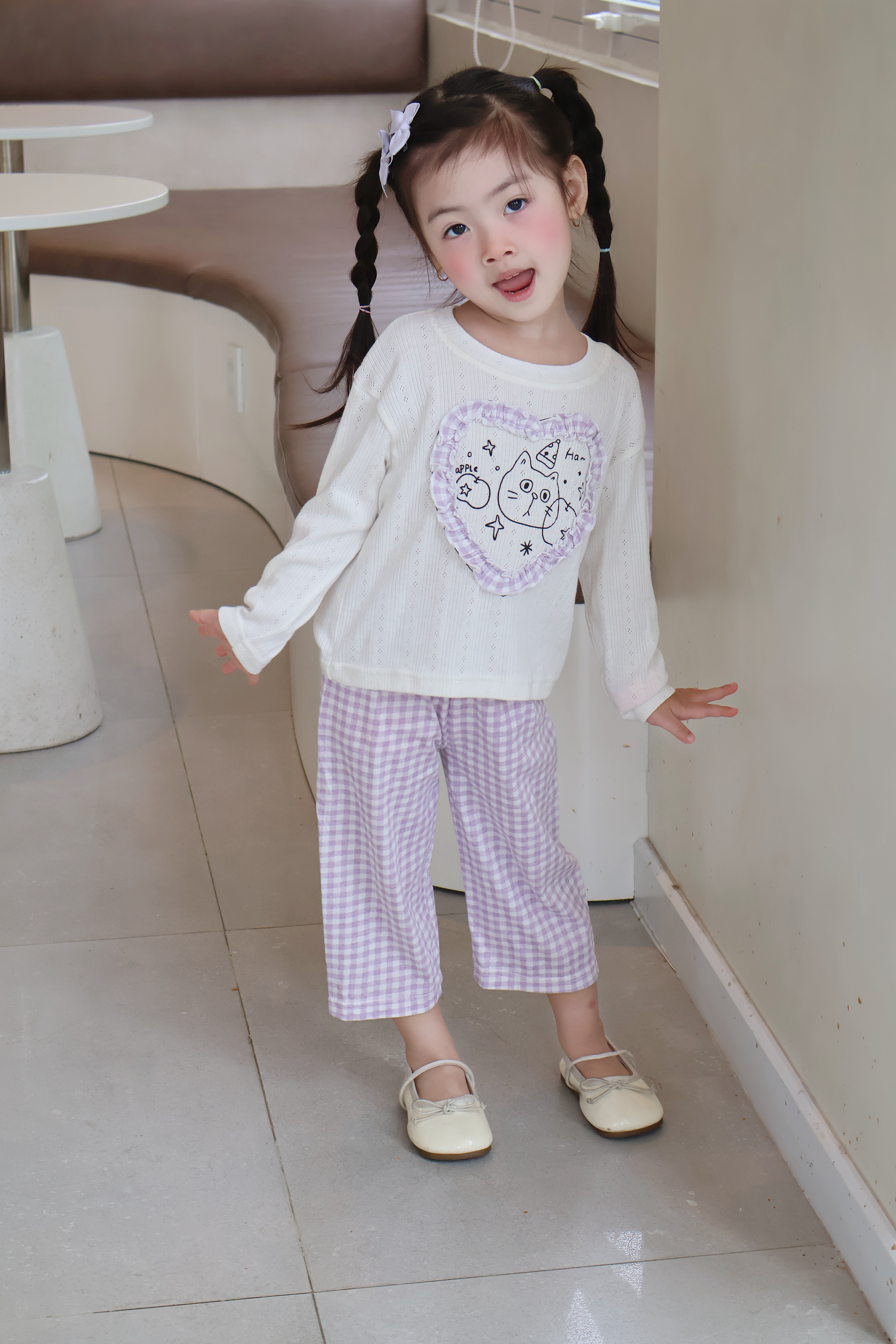 SB2417-bộ dài tay bé gái béo tim giữa ngực in mèo phối quần kẻ